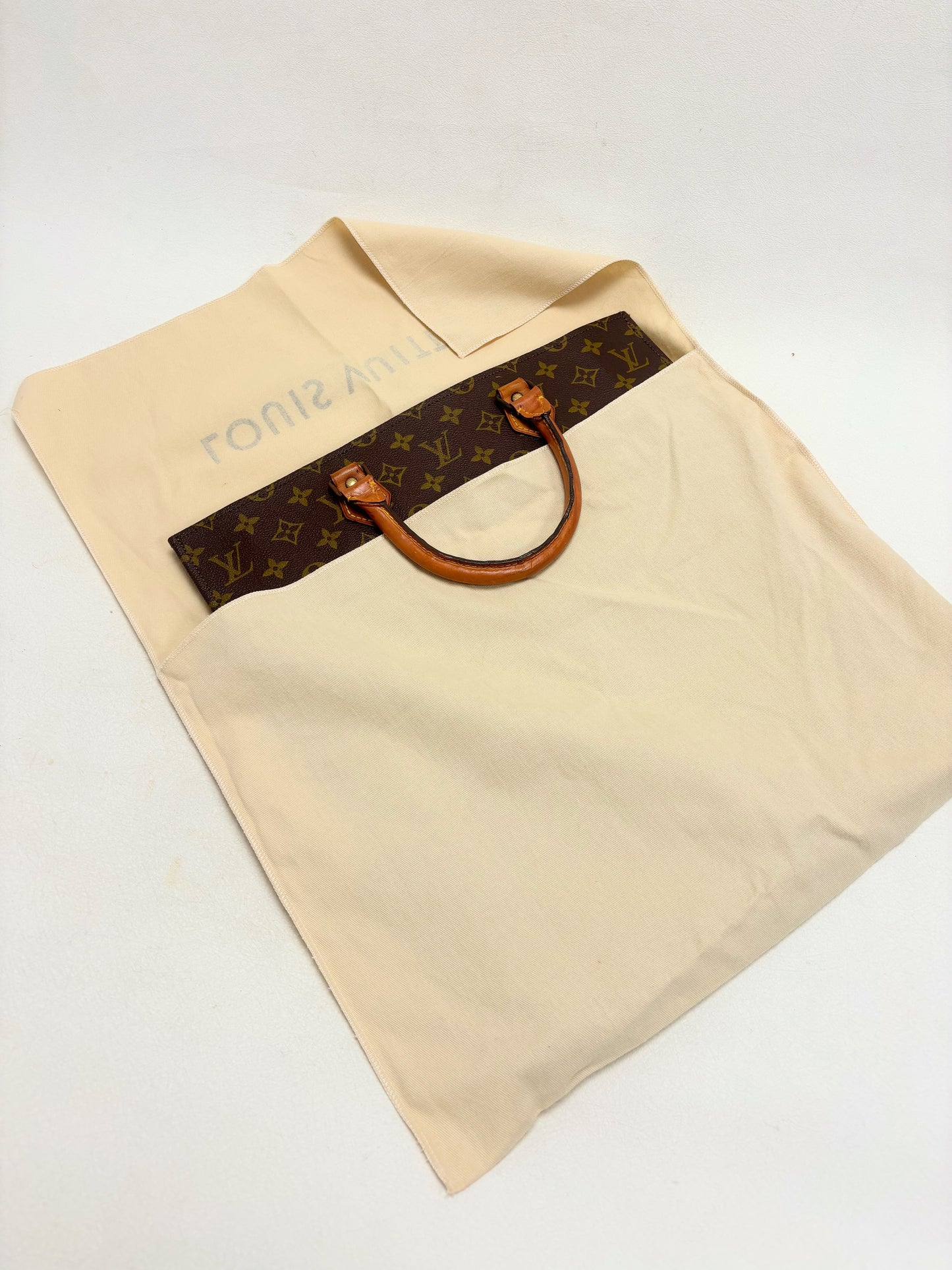 LOUIS VUITTON Sac plat