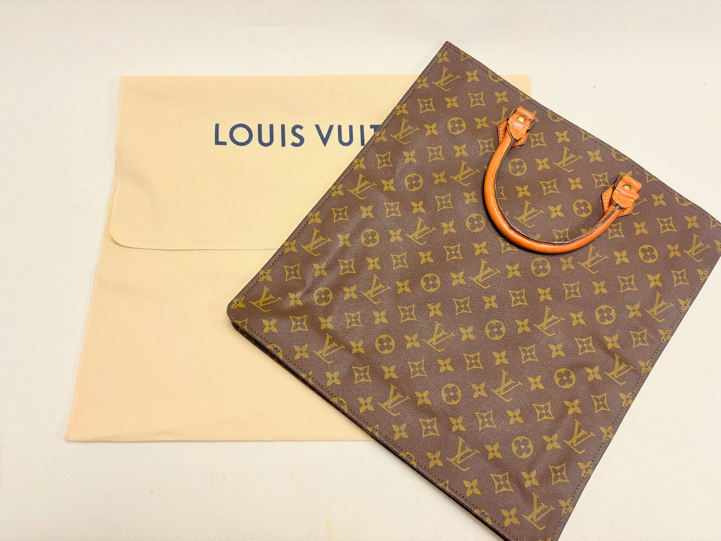 LOUIS VUITTON Sac plat