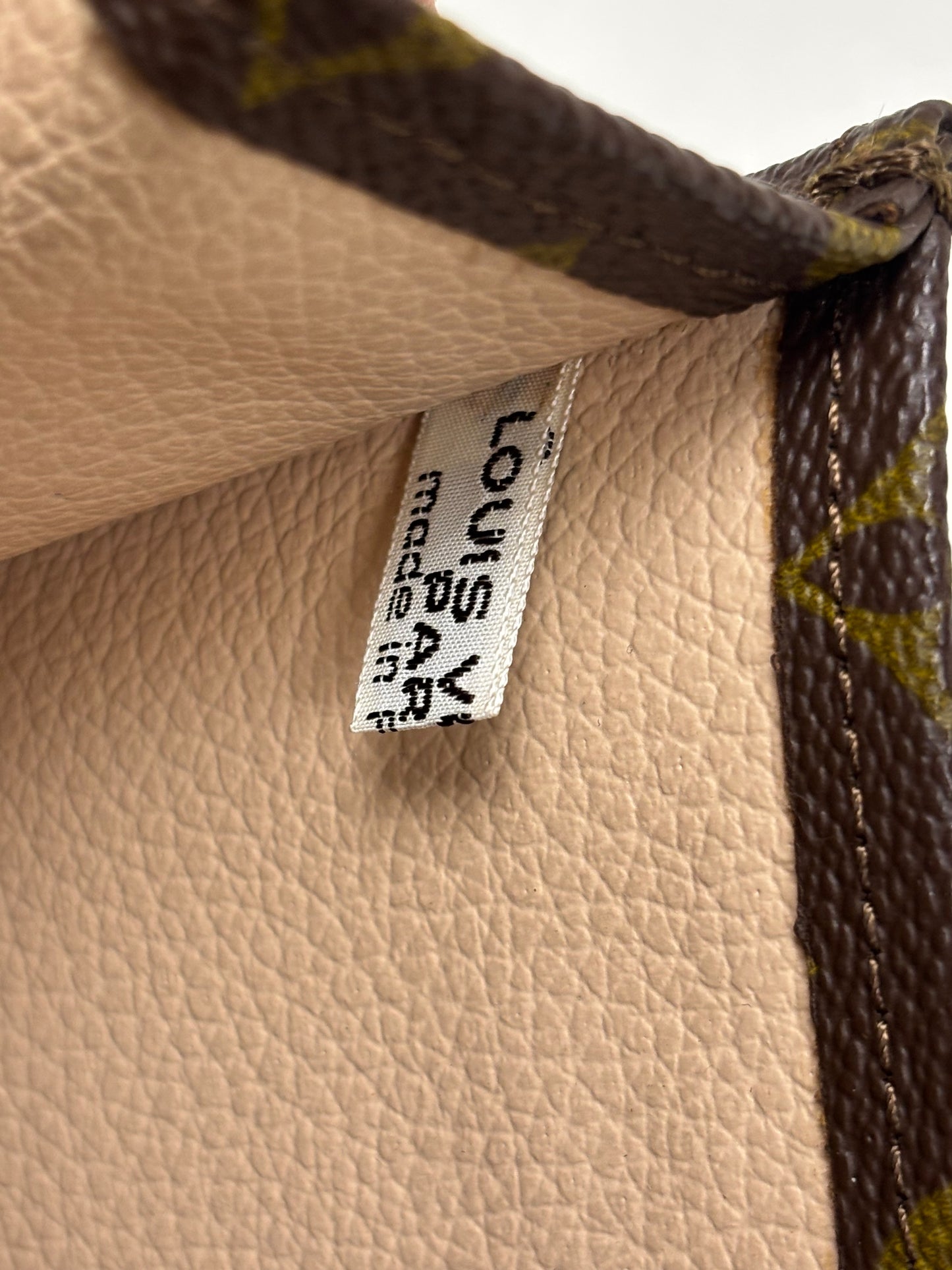 LOUIS VUITTON Sac plat