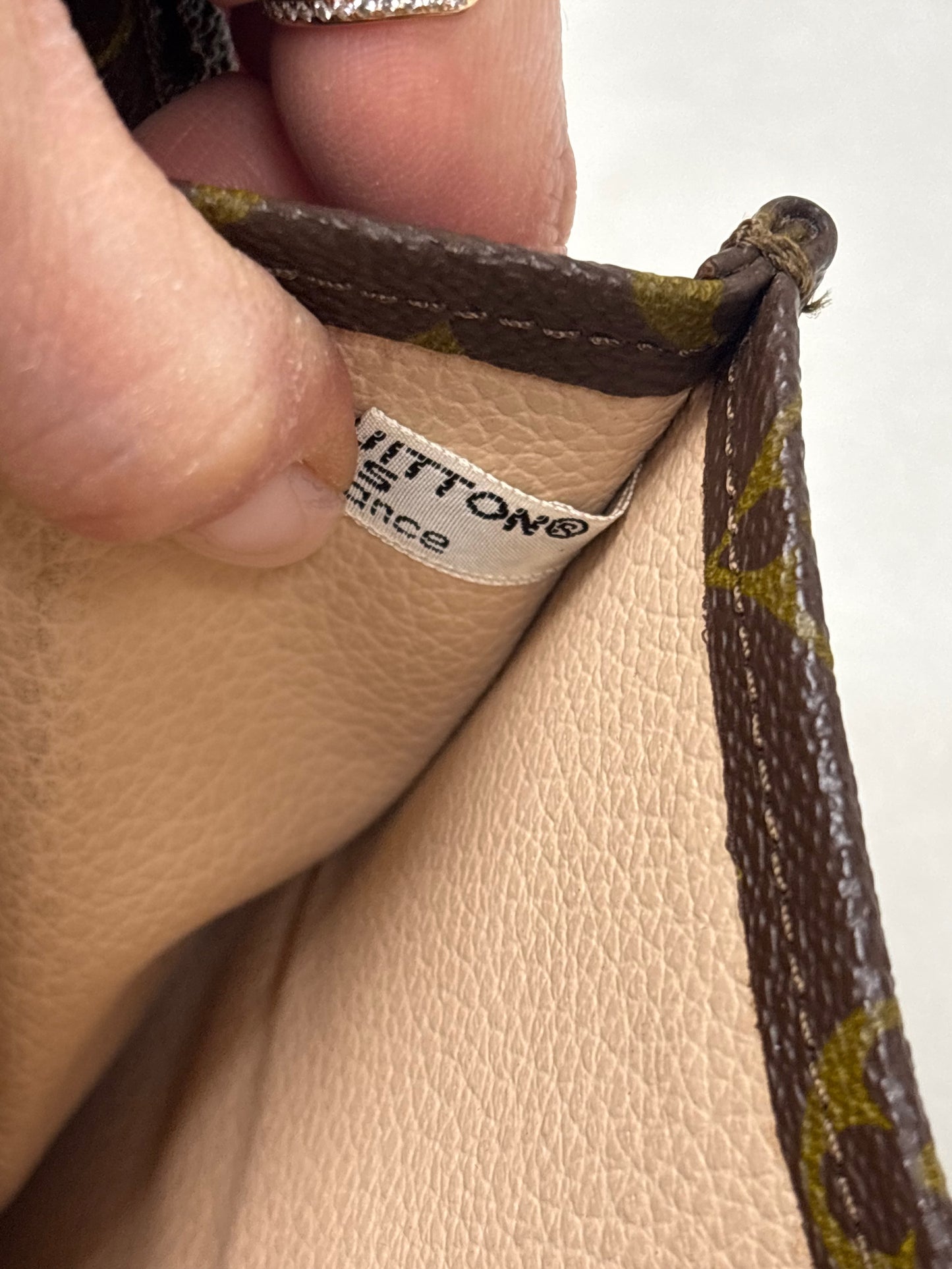 LOUIS VUITTON Sac plat