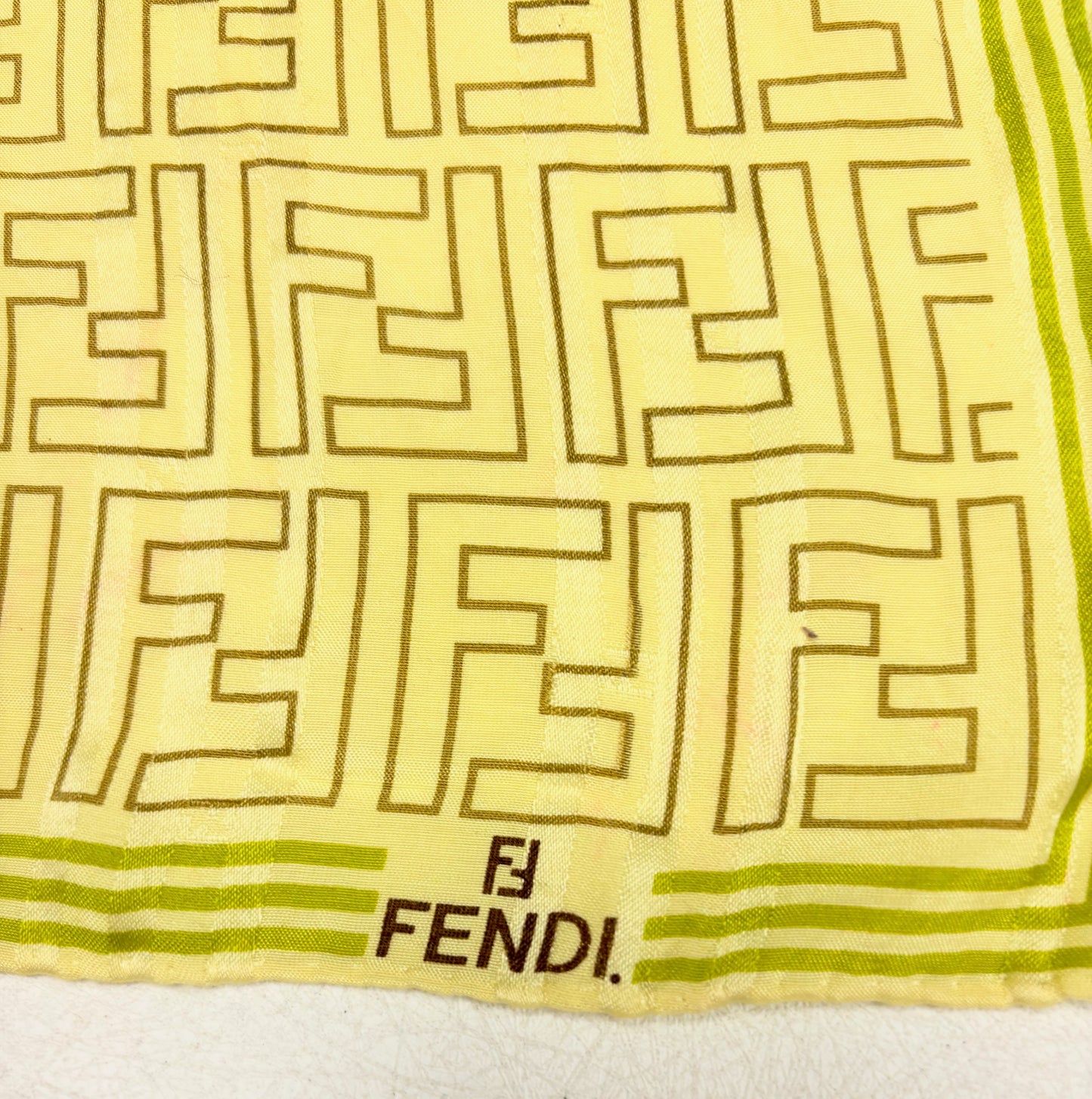 FENDI Carré Zucca en soie