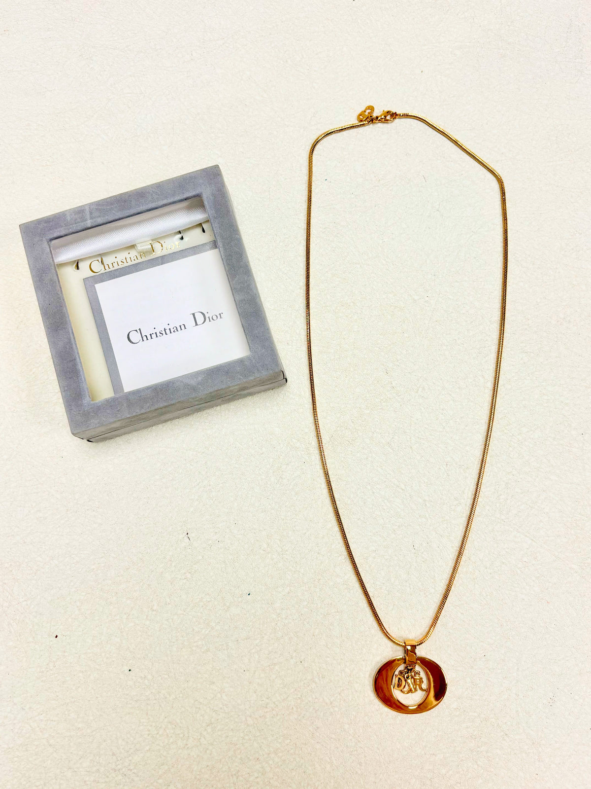 DIOR Collier Logo