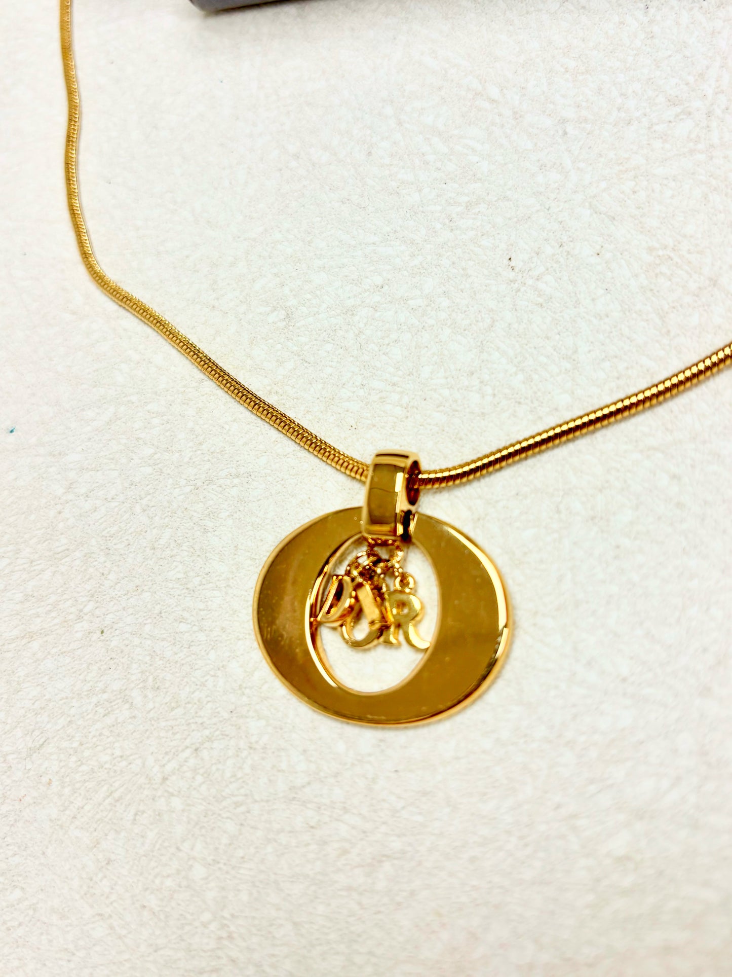 DIOR Collier Logo