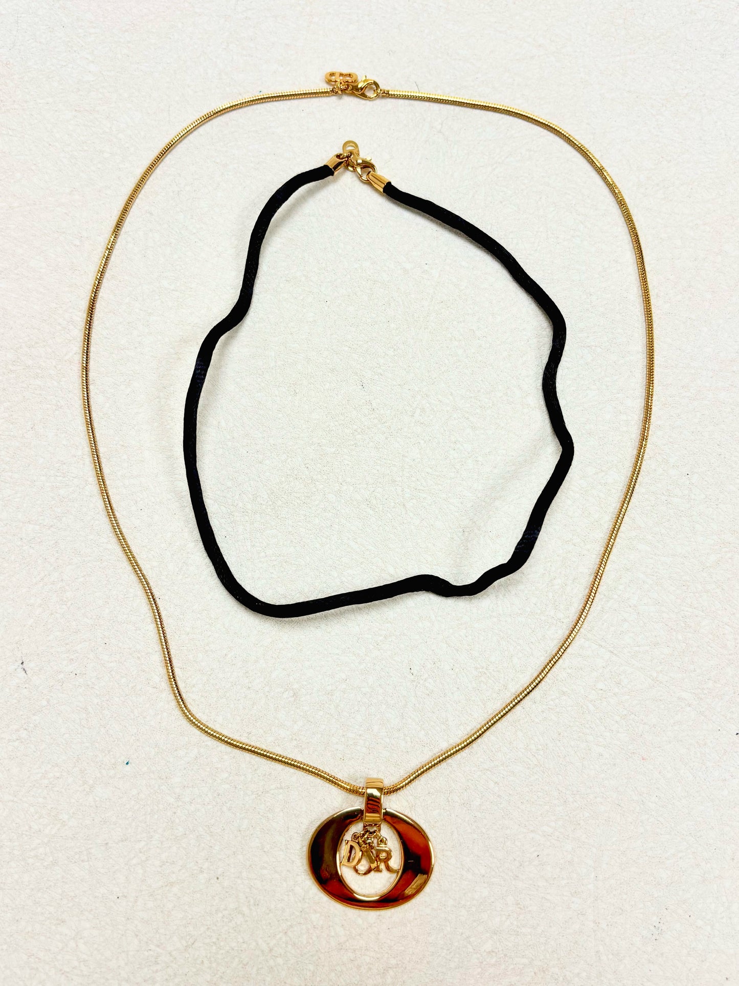 DIOR Collier Logo
