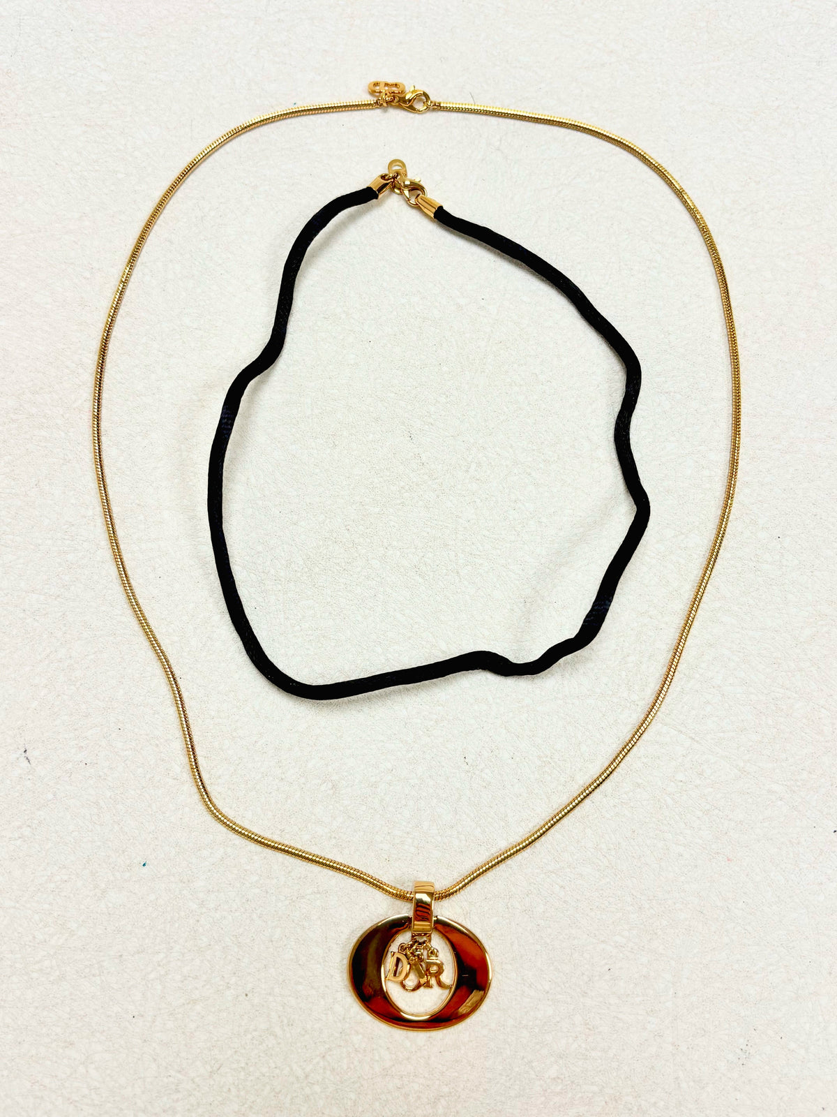 DIOR Collier Logo