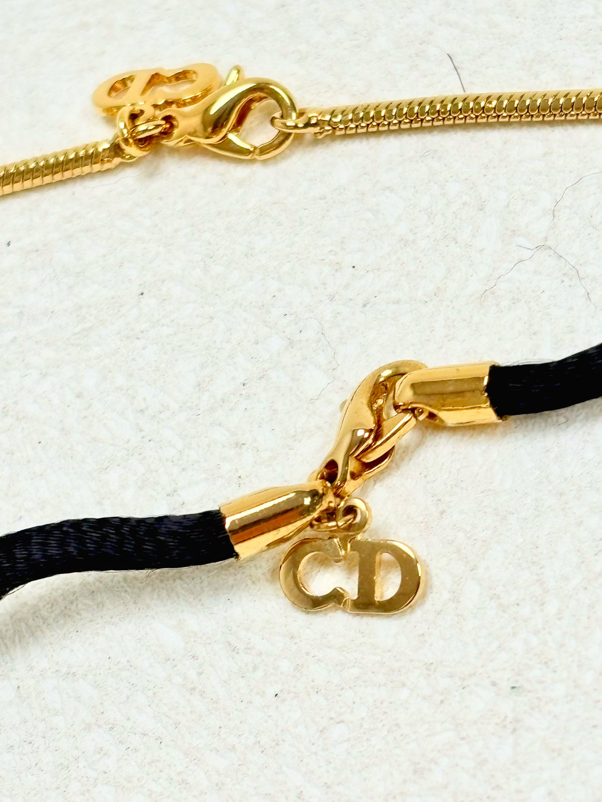 DIOR Collier Logo