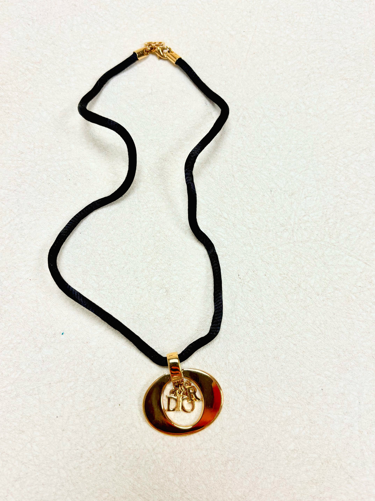 DIOR Collier Logo