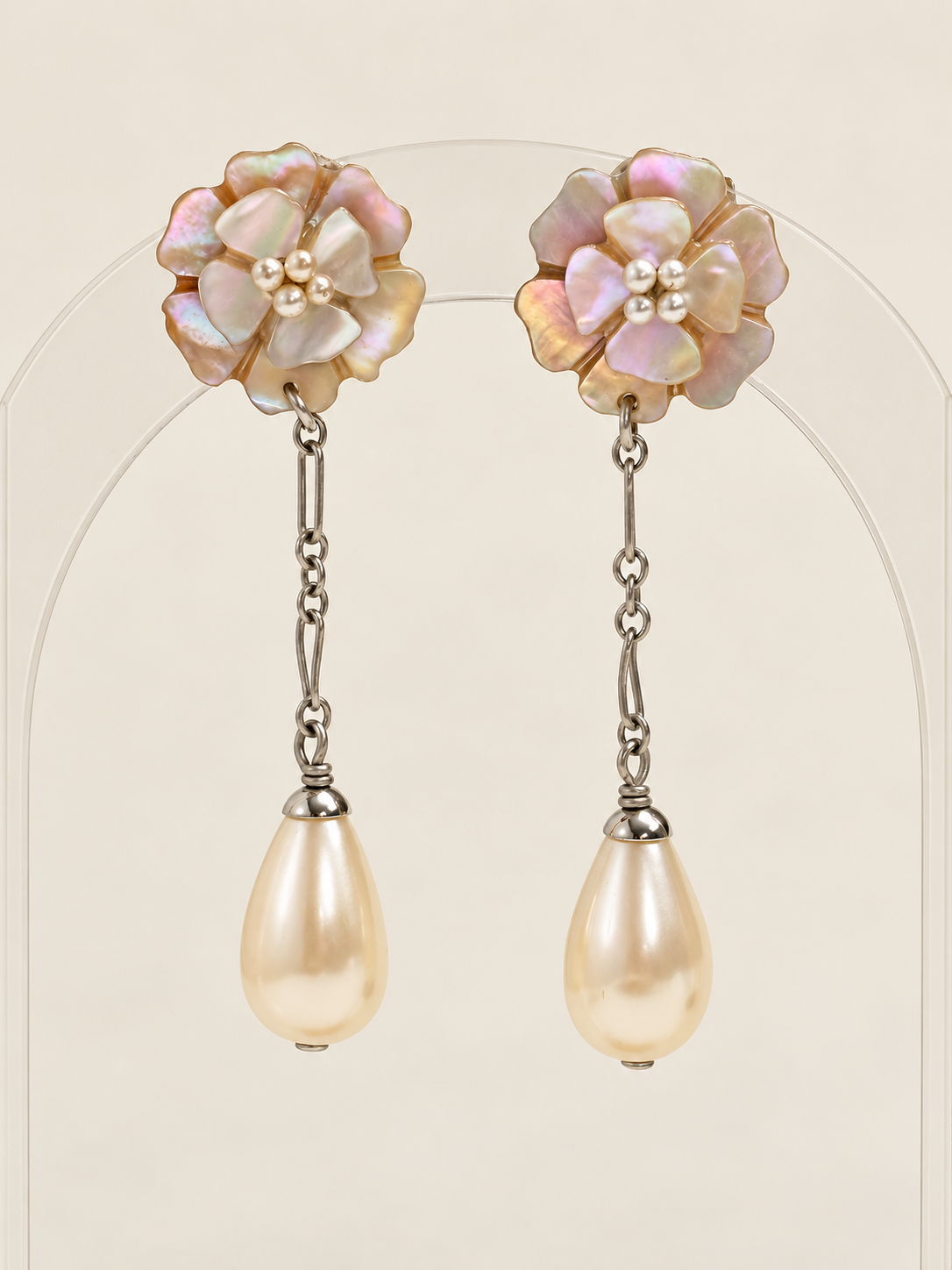 CHANEL Boucles d'oreilles Camelia
