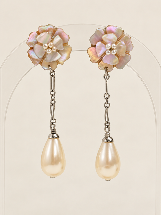 CHANEL Boucles d'oreilles Camelia