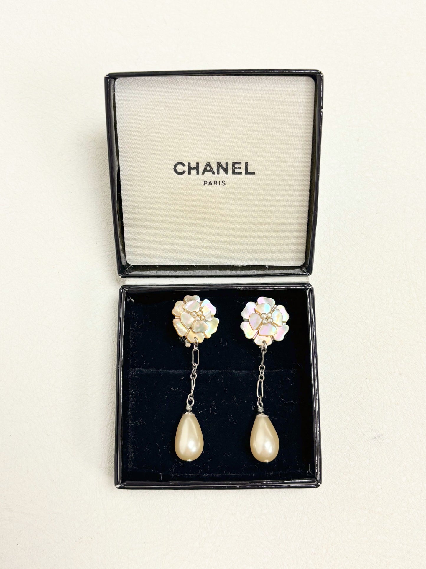 CHANEL Boucles d'oreilles Camelia