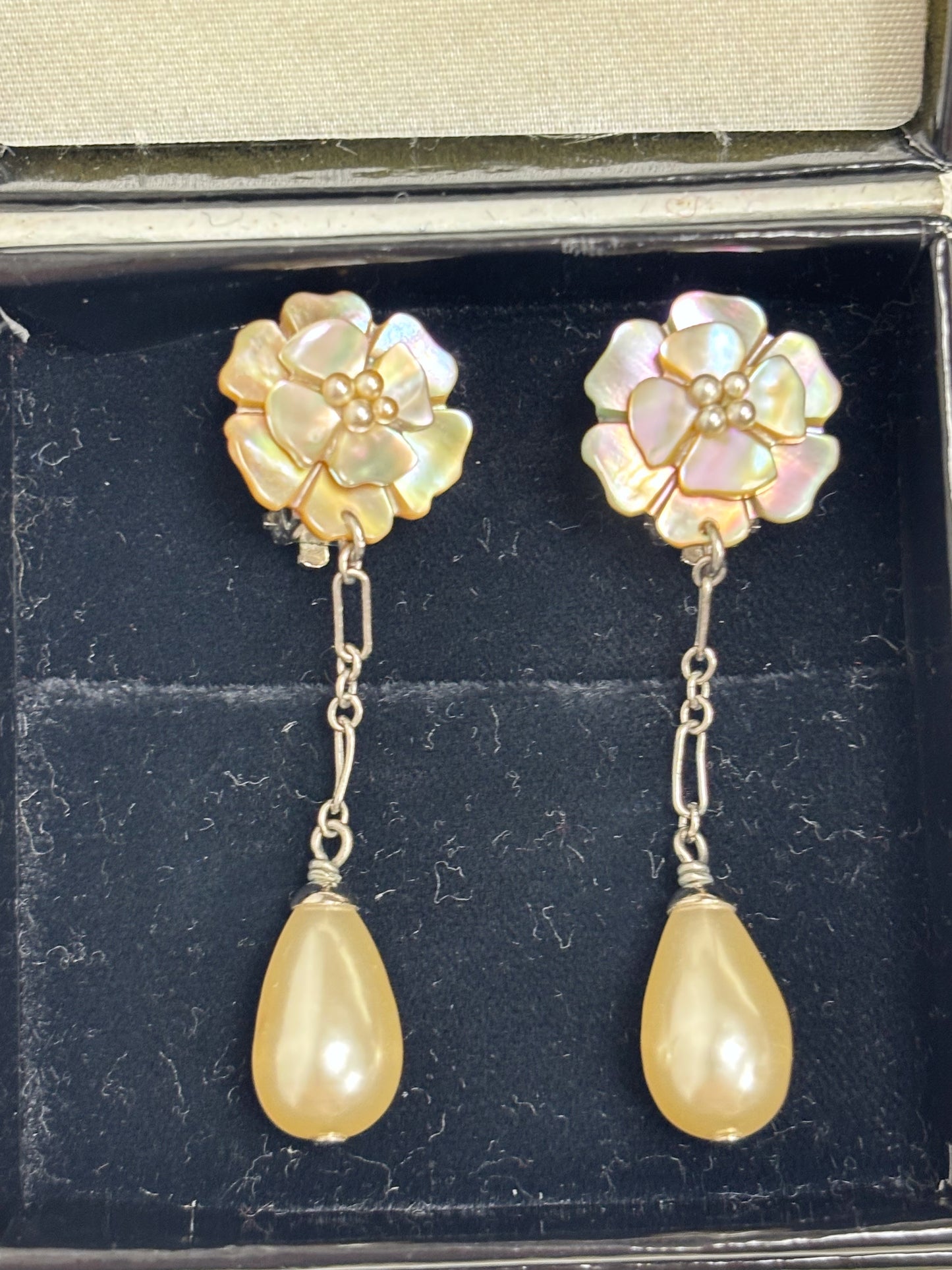 CHANEL Boucles d'oreilles Camelia
