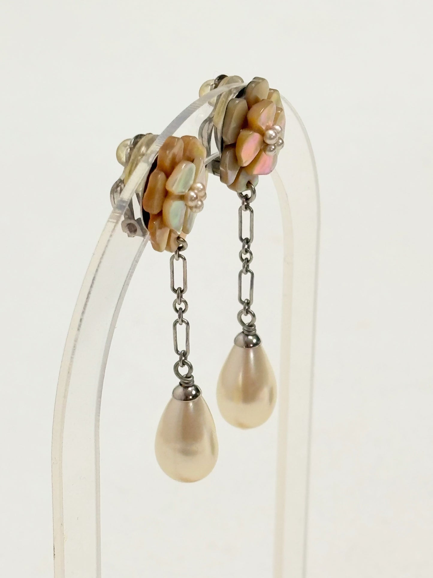 CHANEL Boucles d'oreilles Camelia