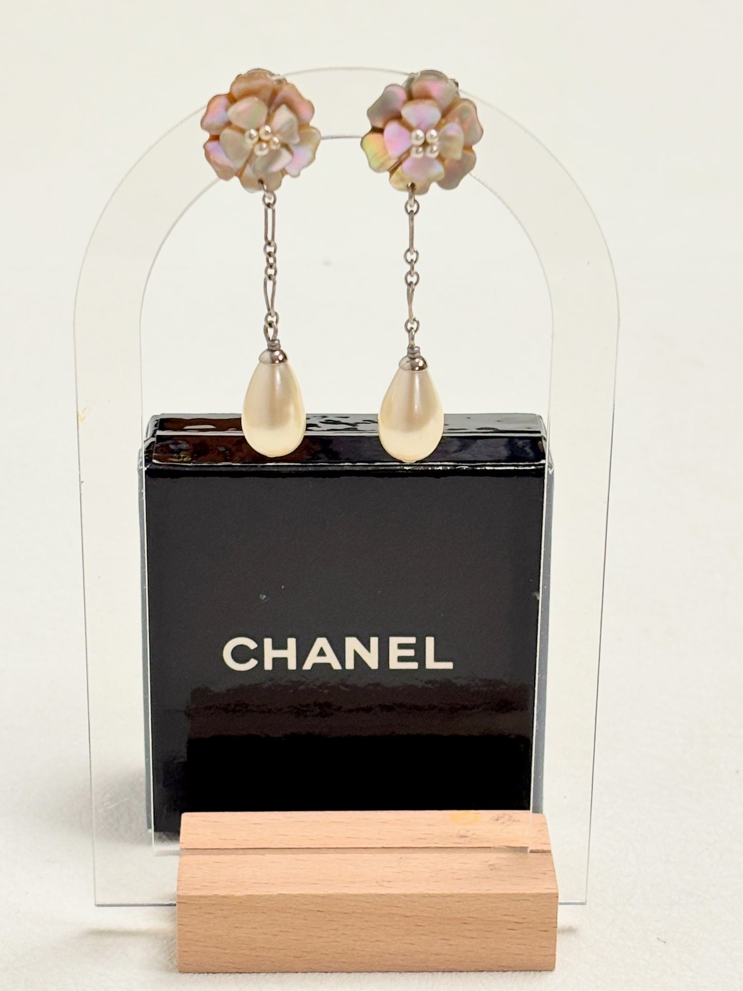 CHANEL Boucles d'oreilles Camelia