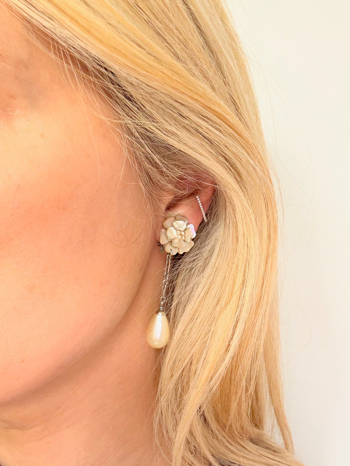 CHANEL Boucles d'oreilles Camelia