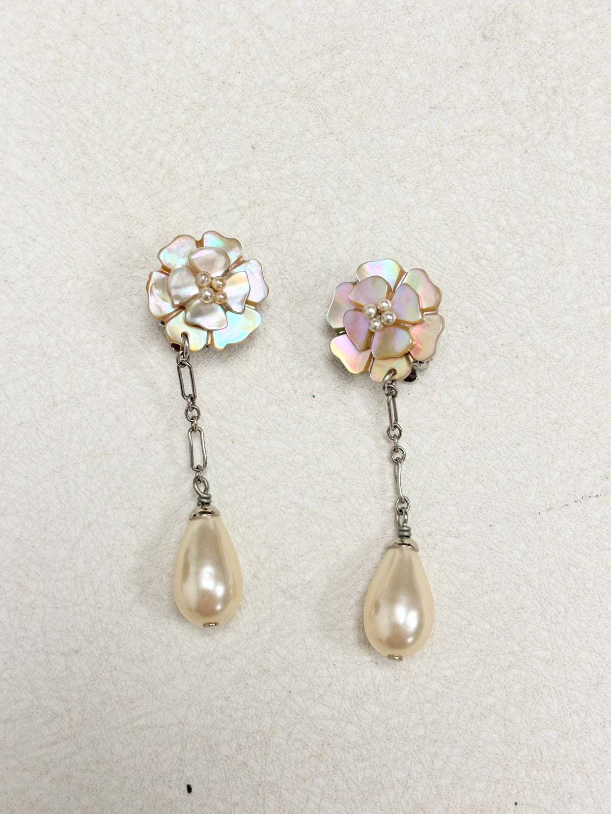 CHANEL Boucles d'oreilles Camelia
