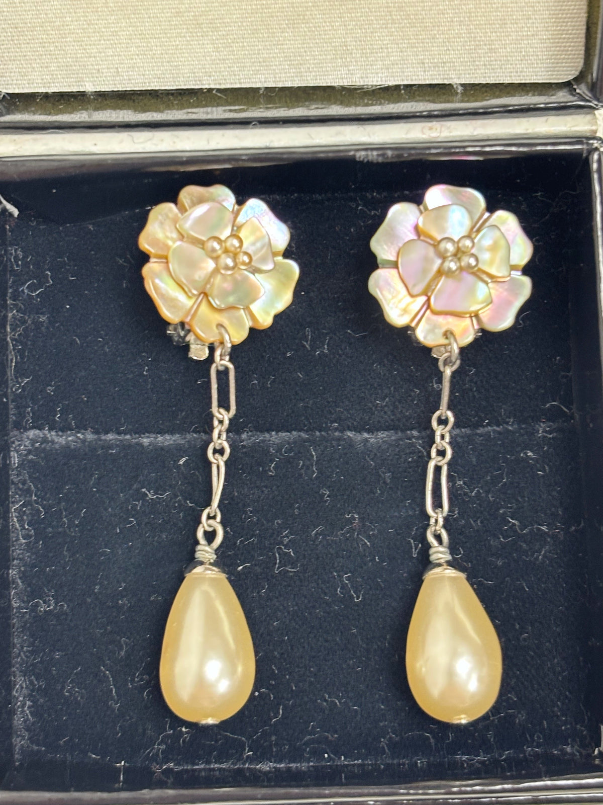 CHANEL Boucles d'oreilles Camelia
