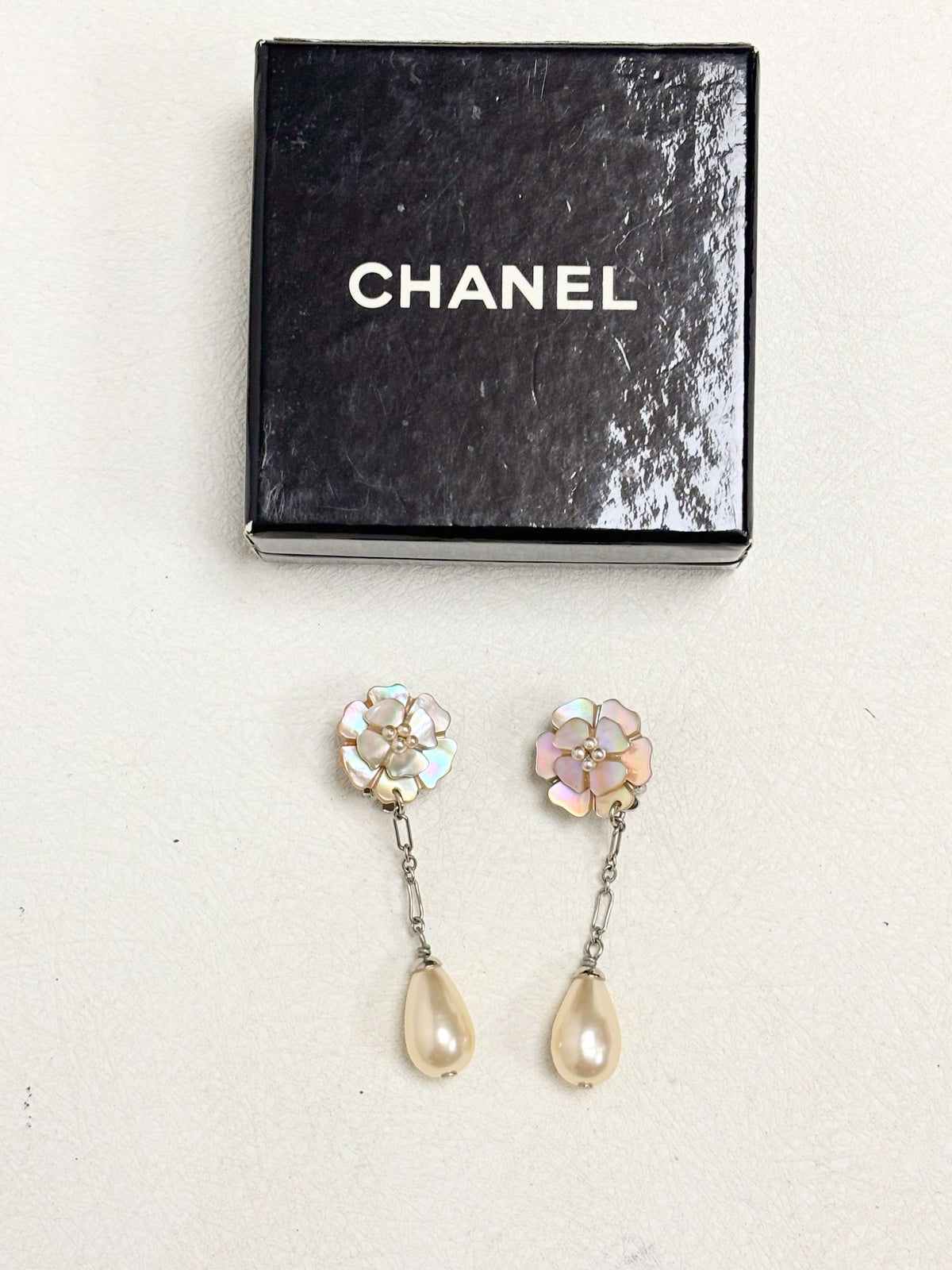 CHANEL Boucles d'oreilles Camelia