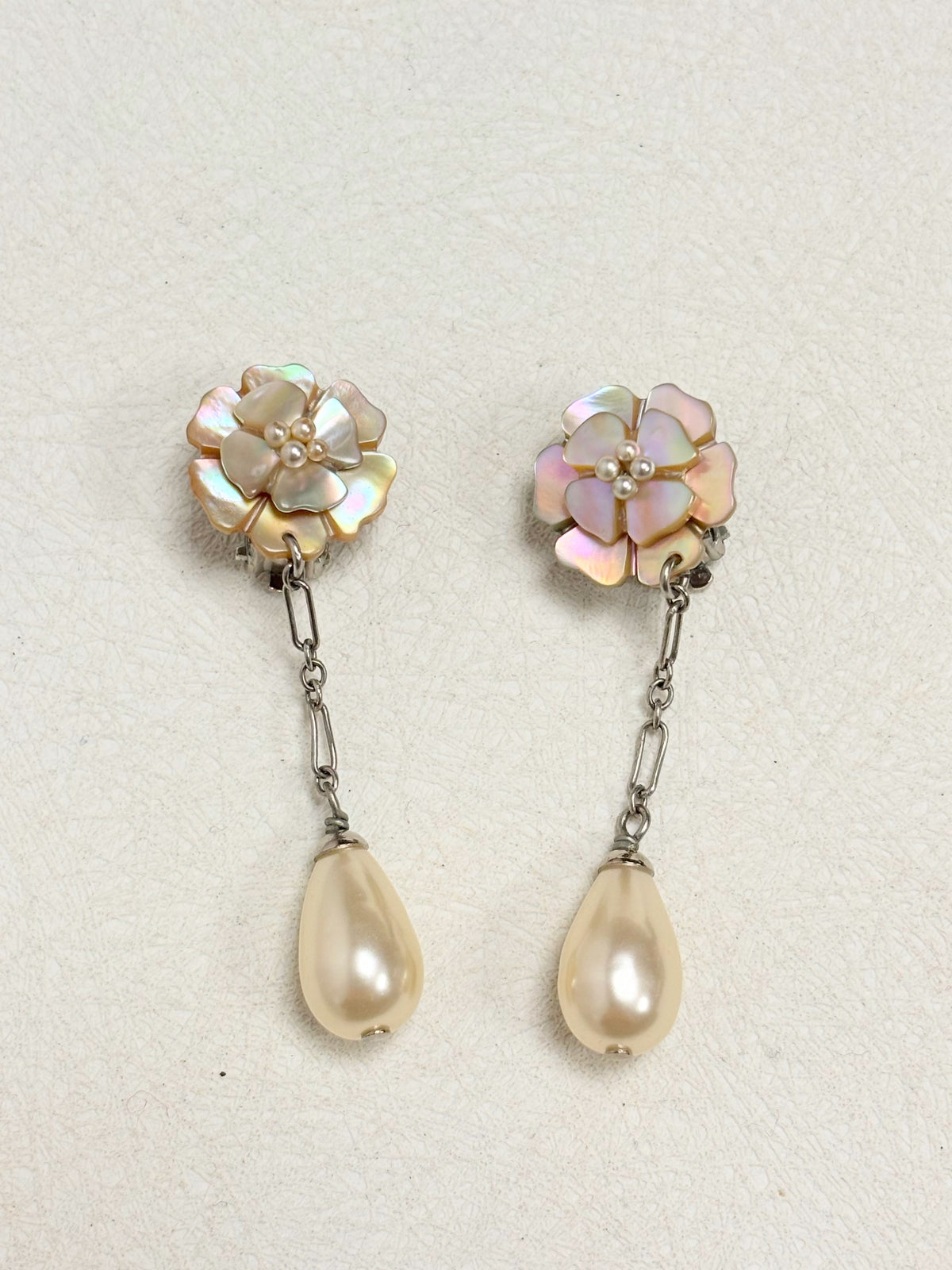 CHANEL Boucles d'oreilles Camelia