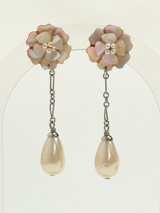 CHANEL Boucles d'oreilles Camelia