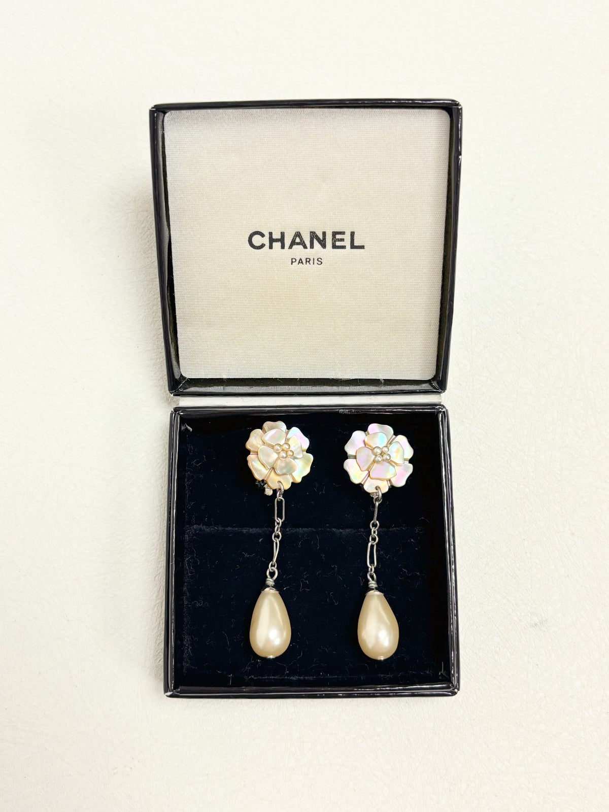 CHANEL Boucles d'oreilles Camelia