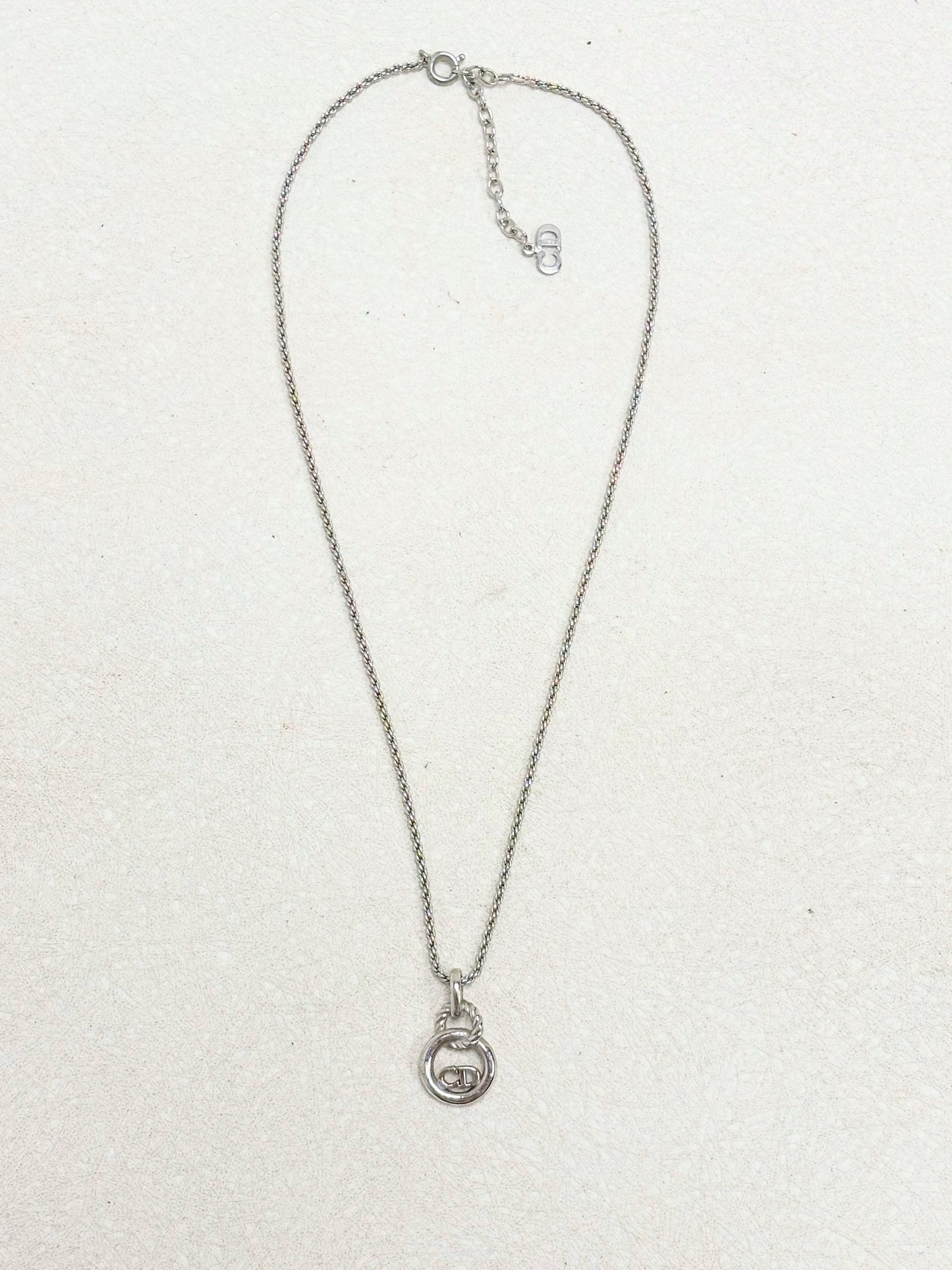 DIOR Collier Logo