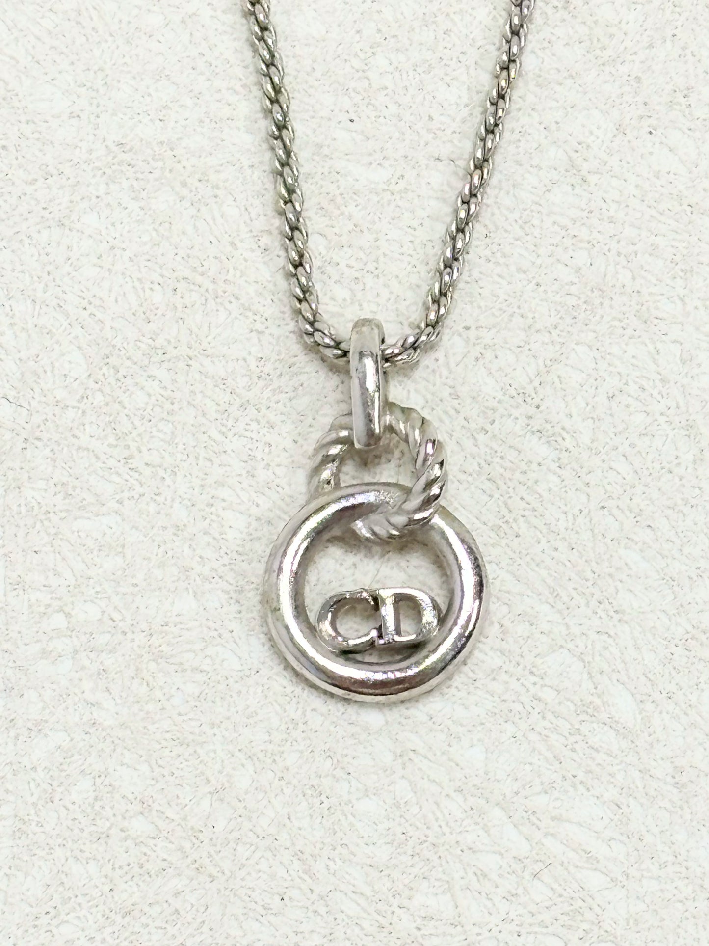 DIOR Collier Logo