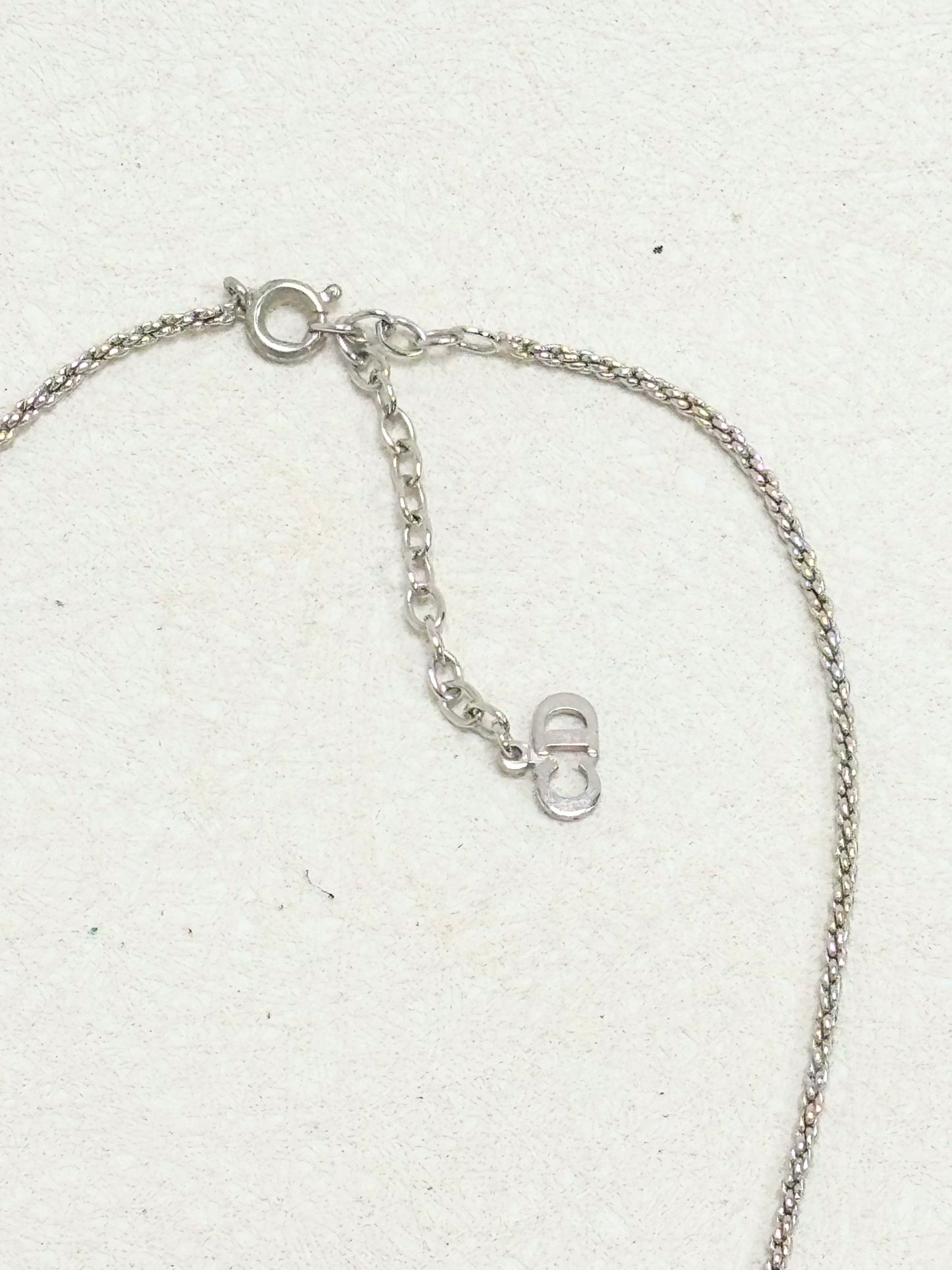 DIOR Collier Logo