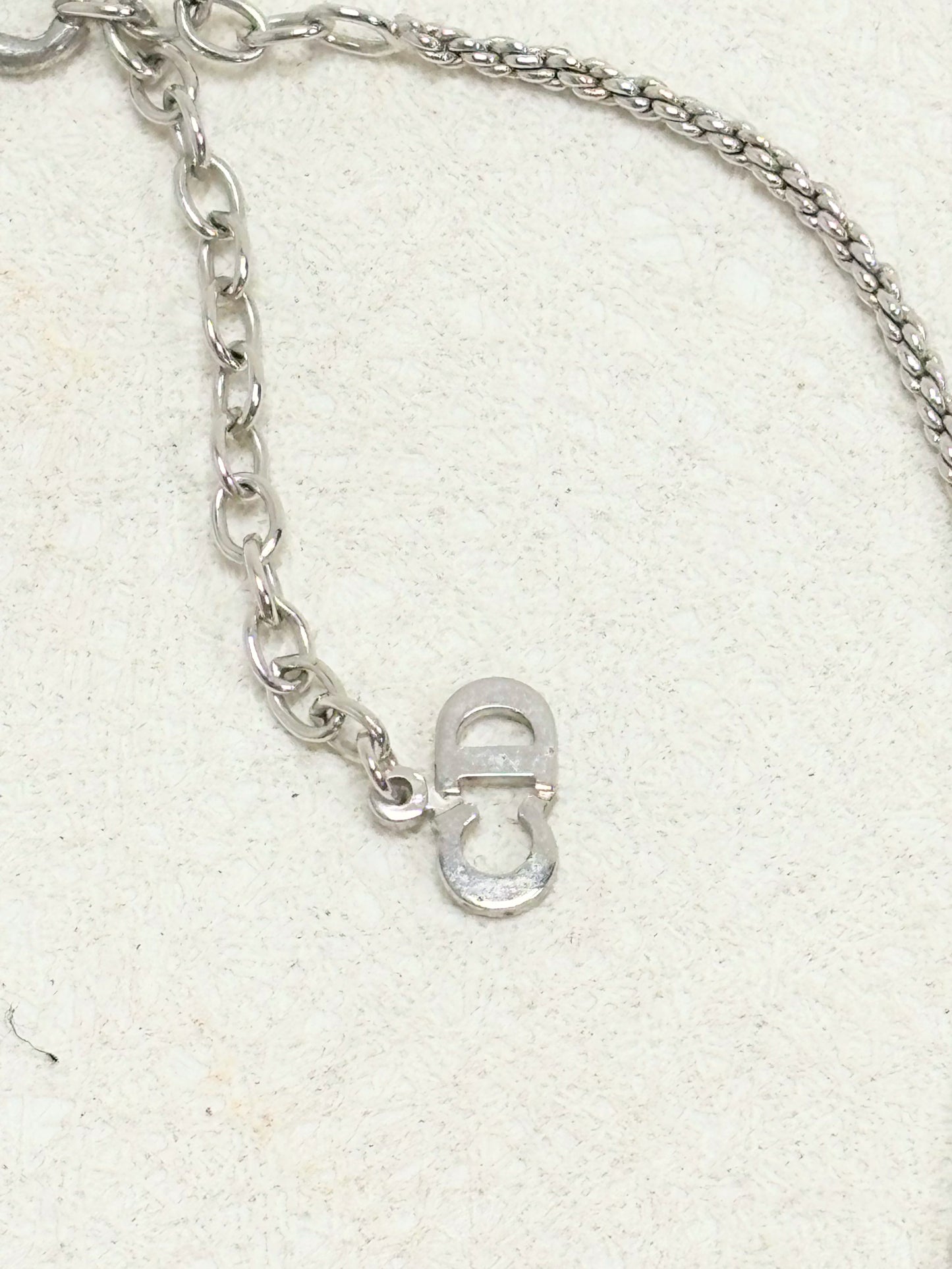 DIOR Collier Logo