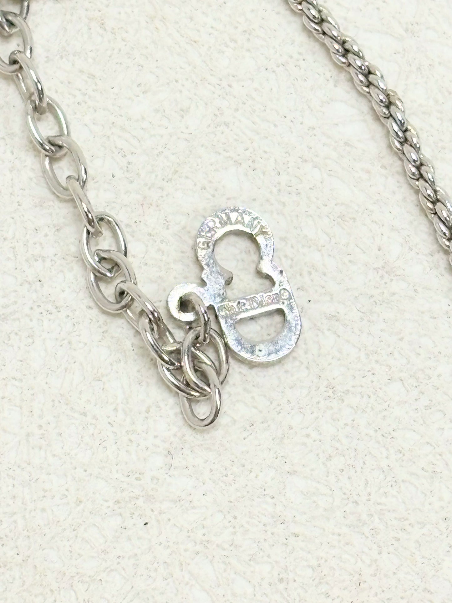 DIOR Collier Logo