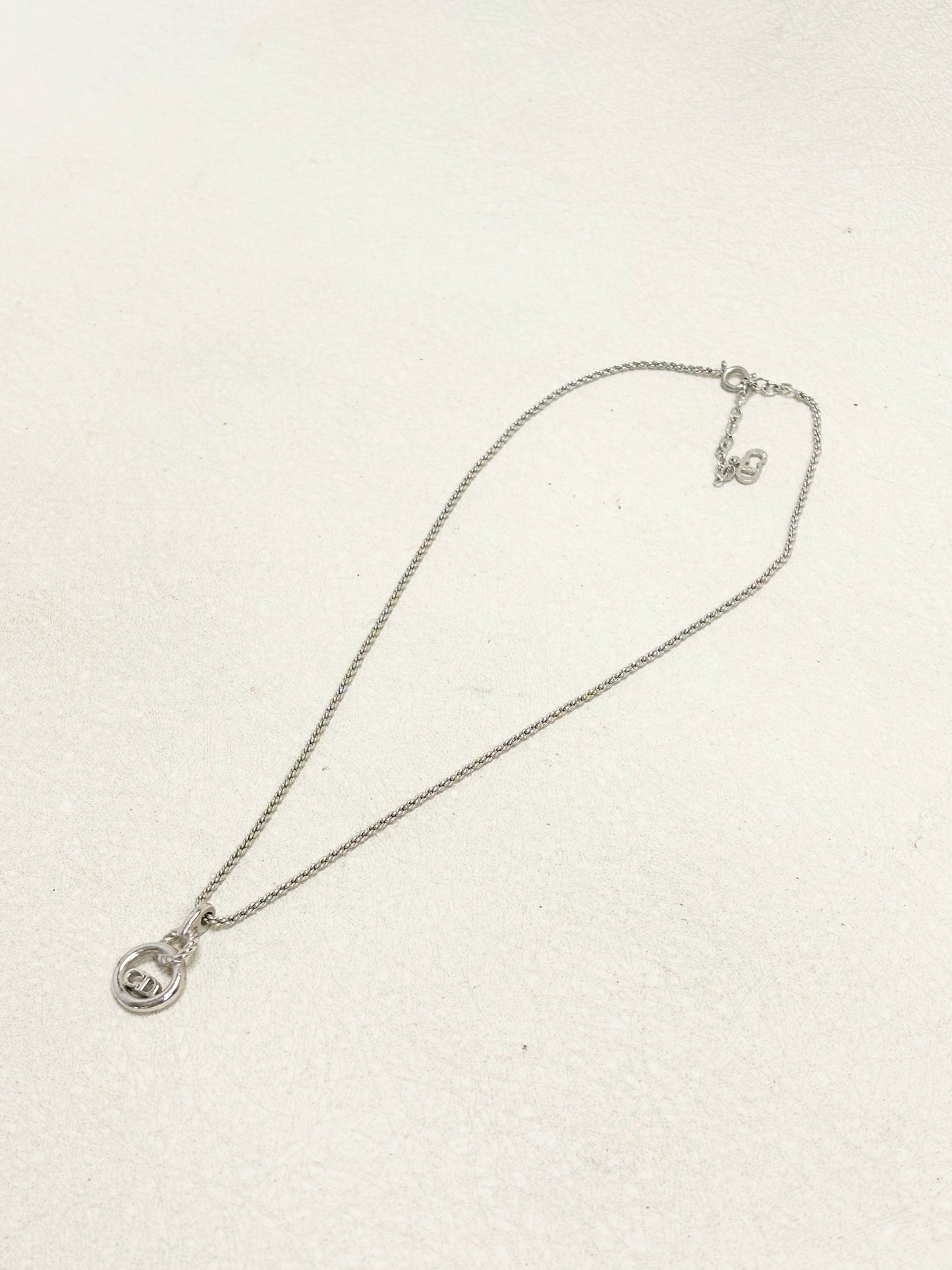 DIOR Collier Logo