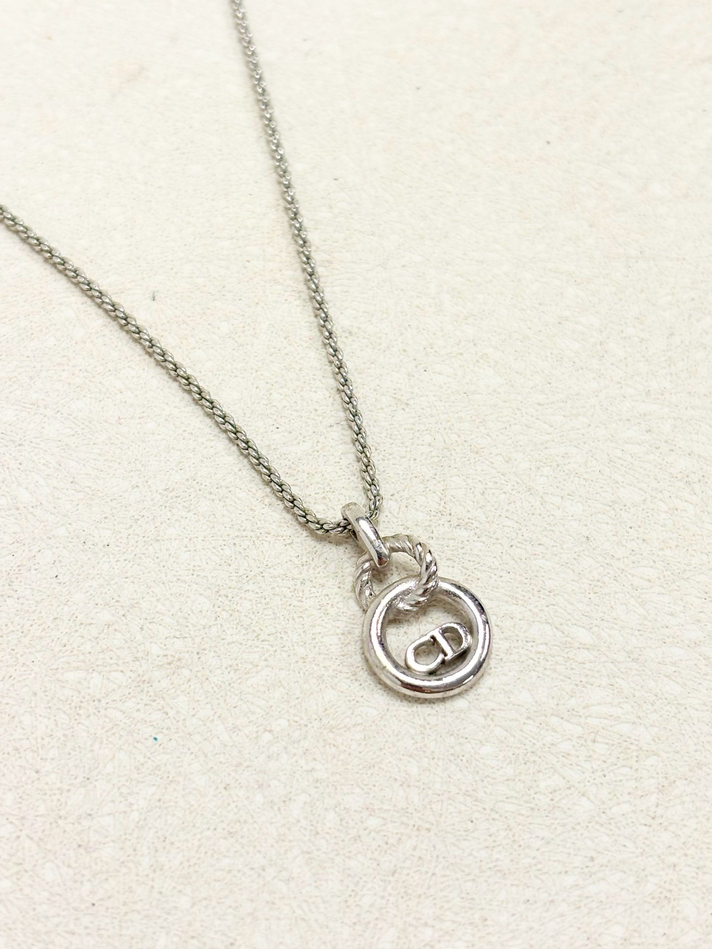 DIOR Collier Logo