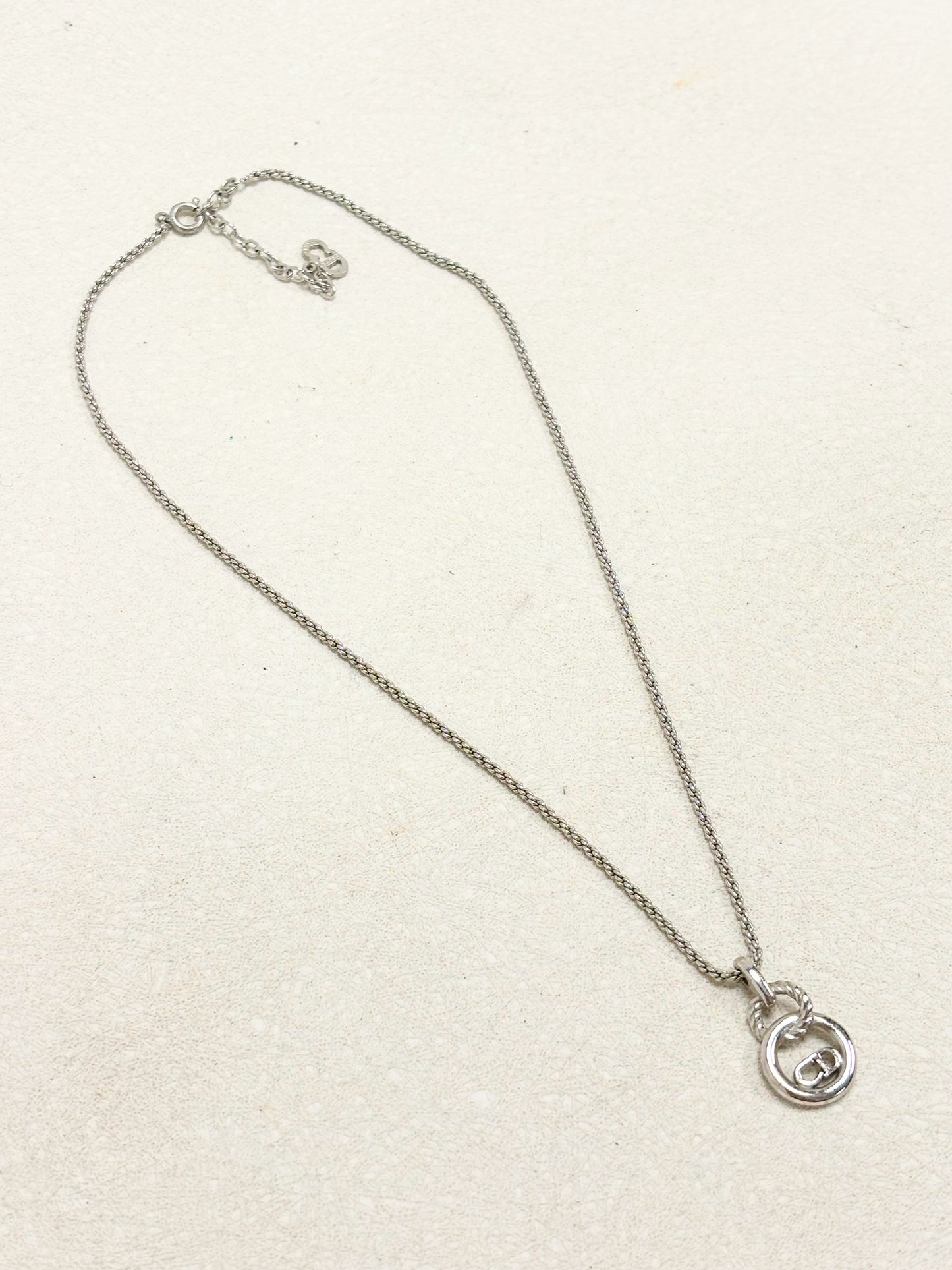 DIOR Collier Logo