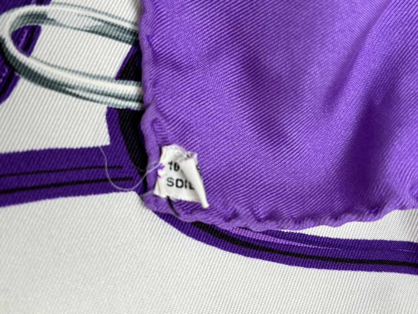 HERMÈS Foulard Carré en Soie