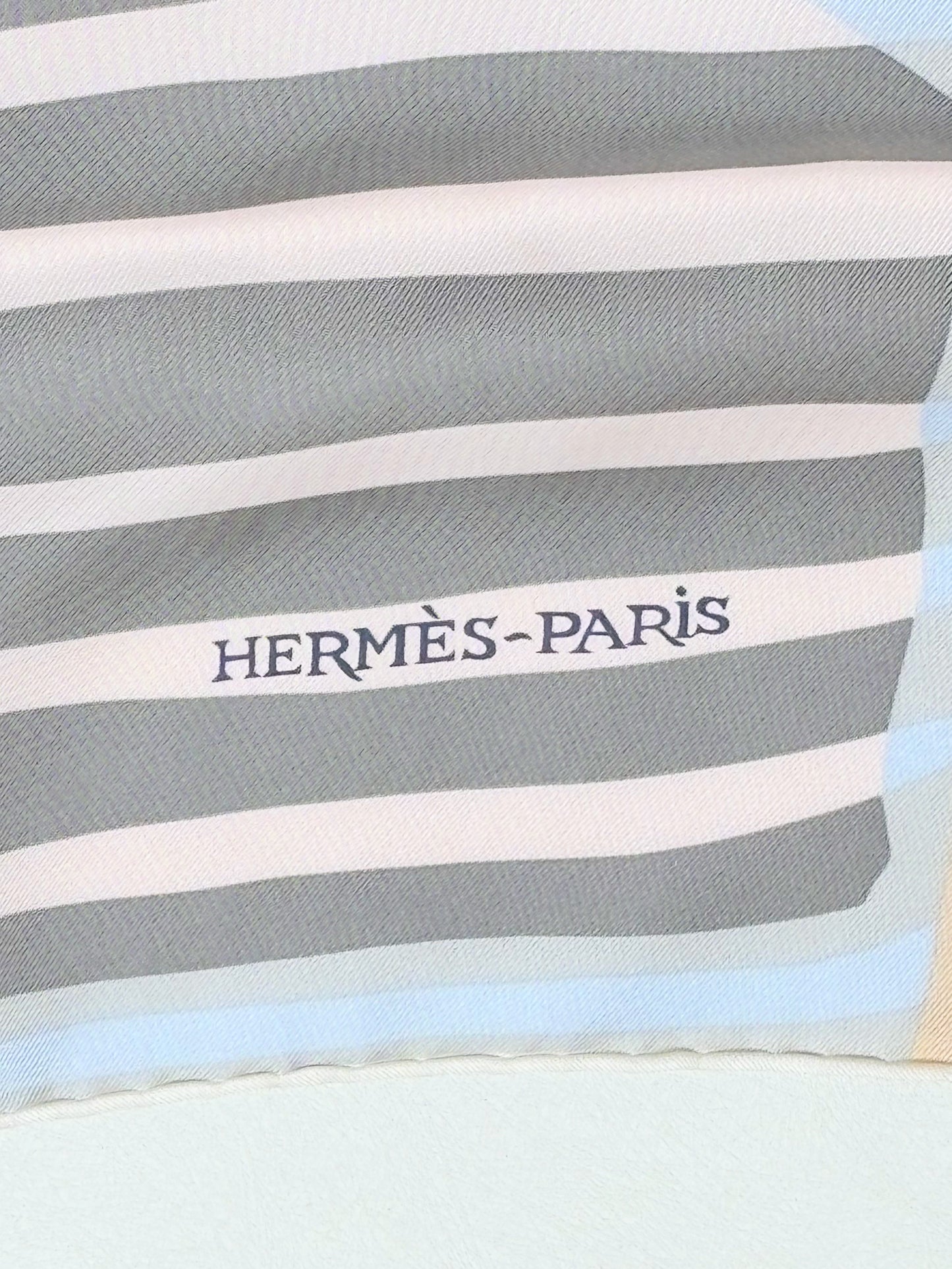 HERMÈS Maxi Paréo Soie
