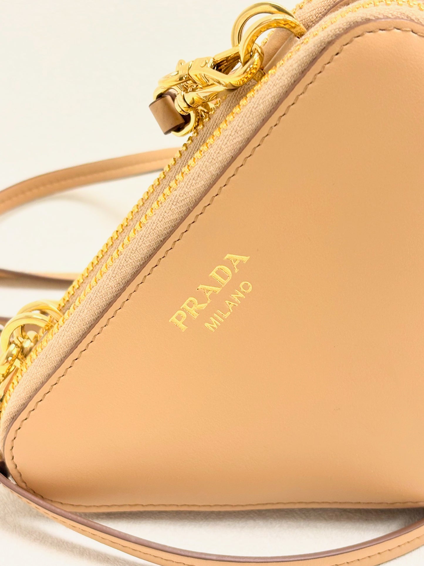 PRADA Sac Triangle Raffia