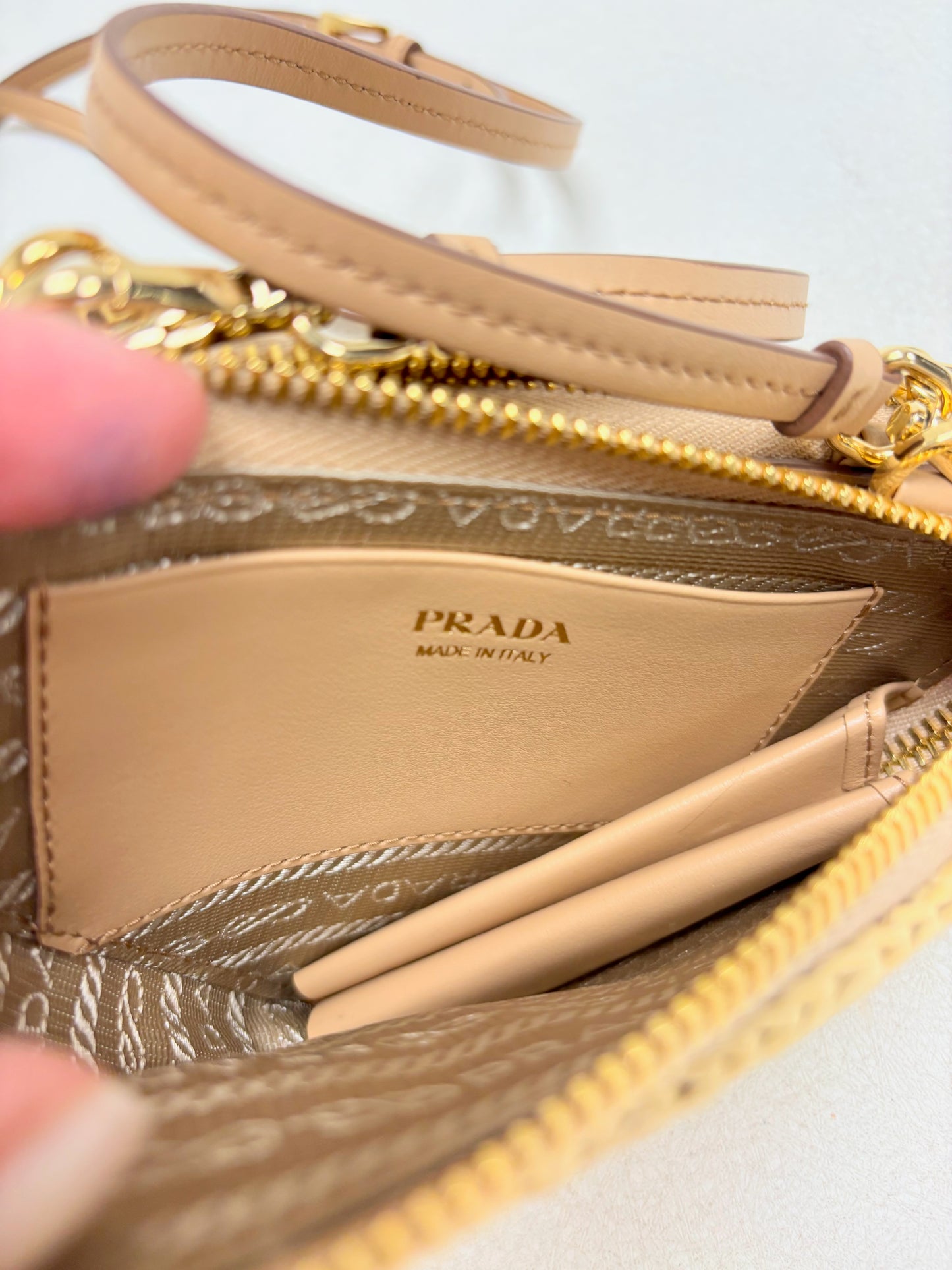PRADA Sac Triangle Raffia