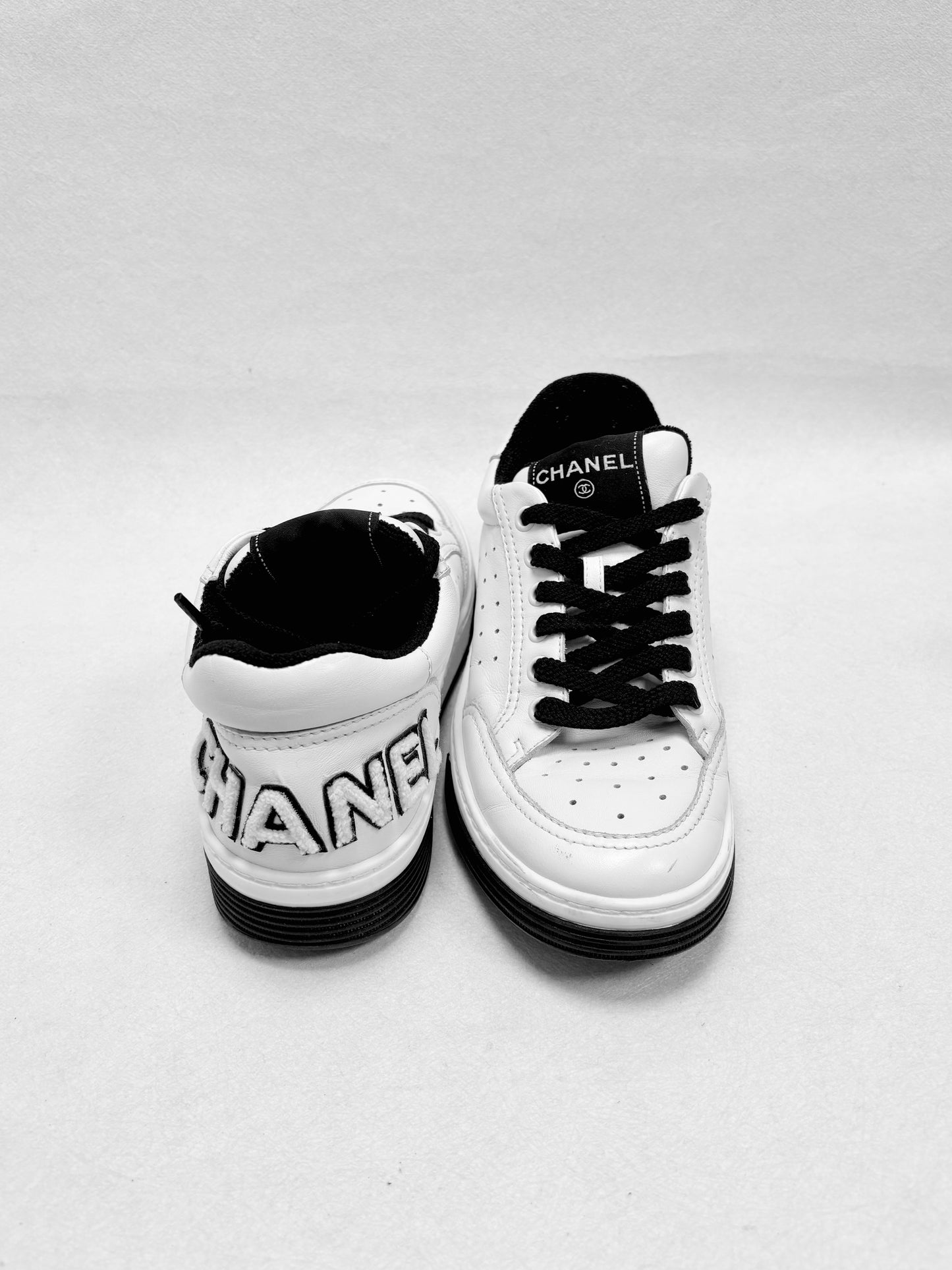 CHANEL Baskets Logo