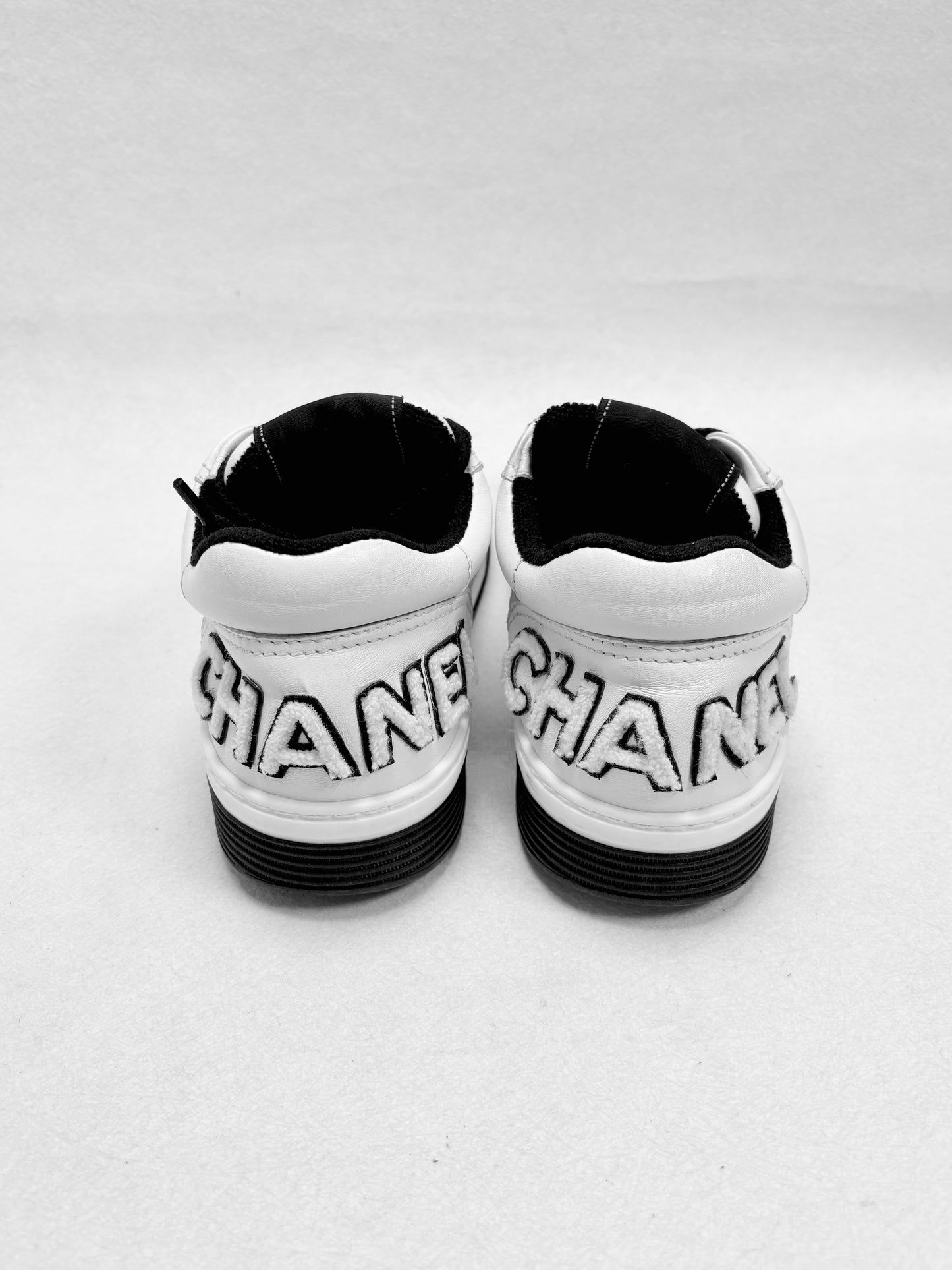 CHANEL Baskets Logo