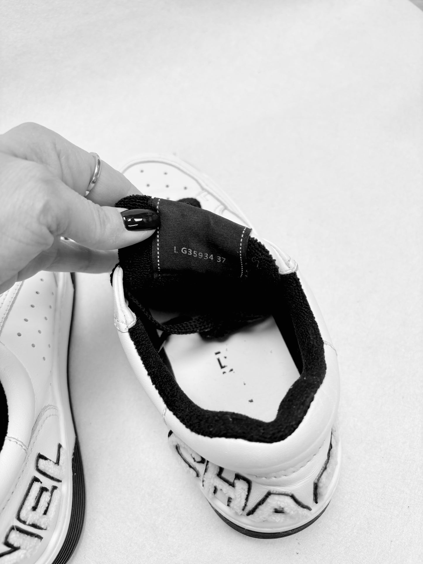 CHANEL Baskets Logo