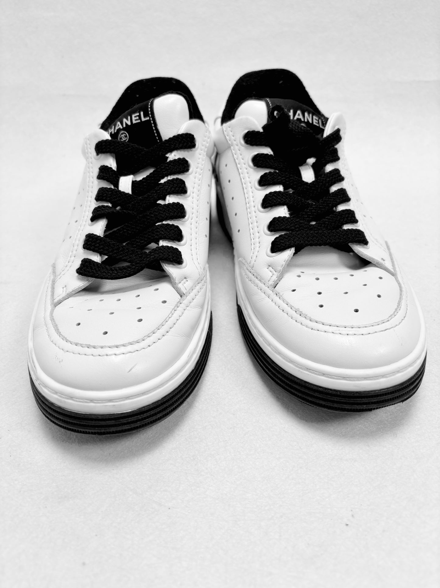 CHANEL Baskets Logo
