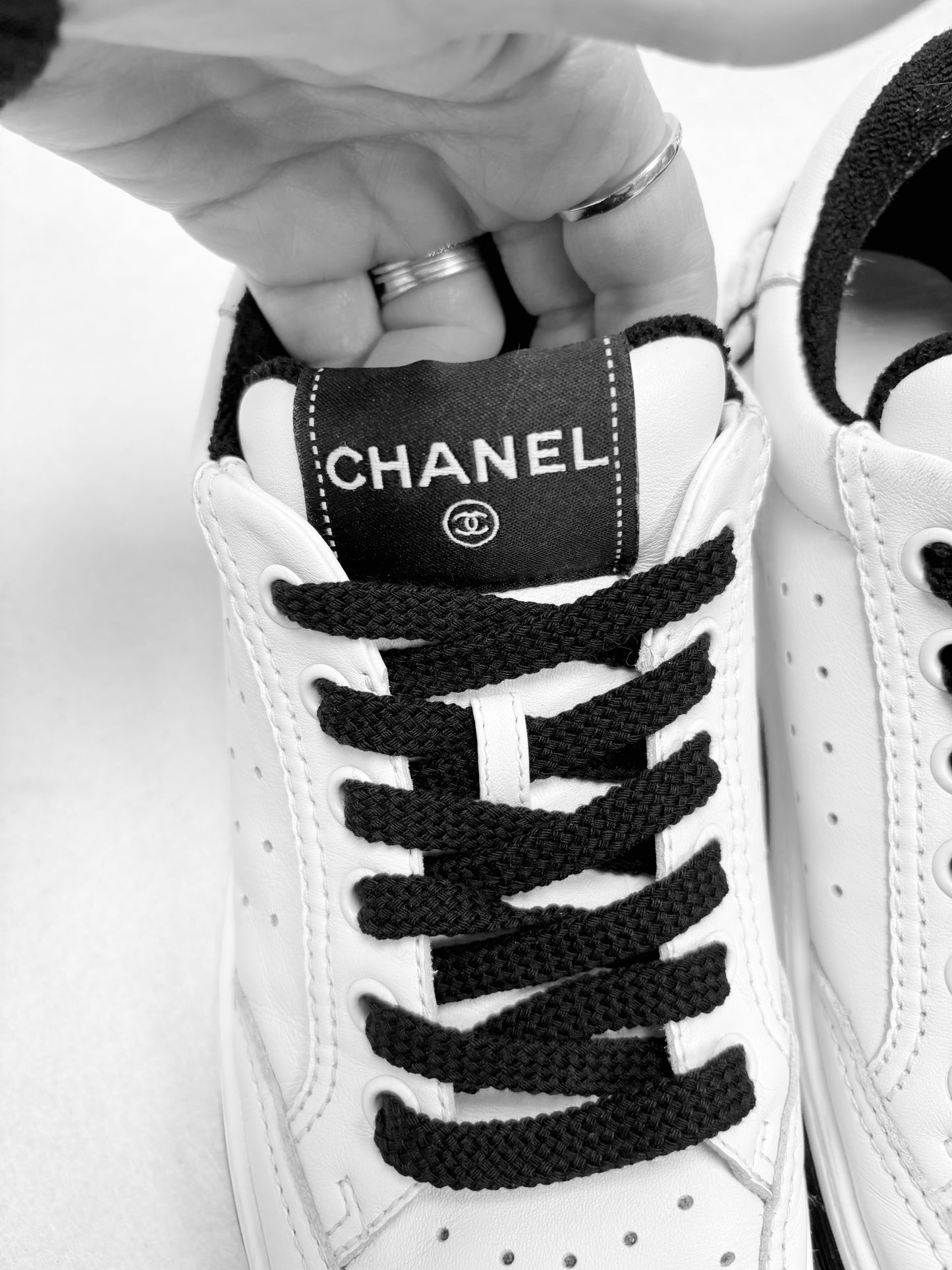 CHANEL Baskets Logo