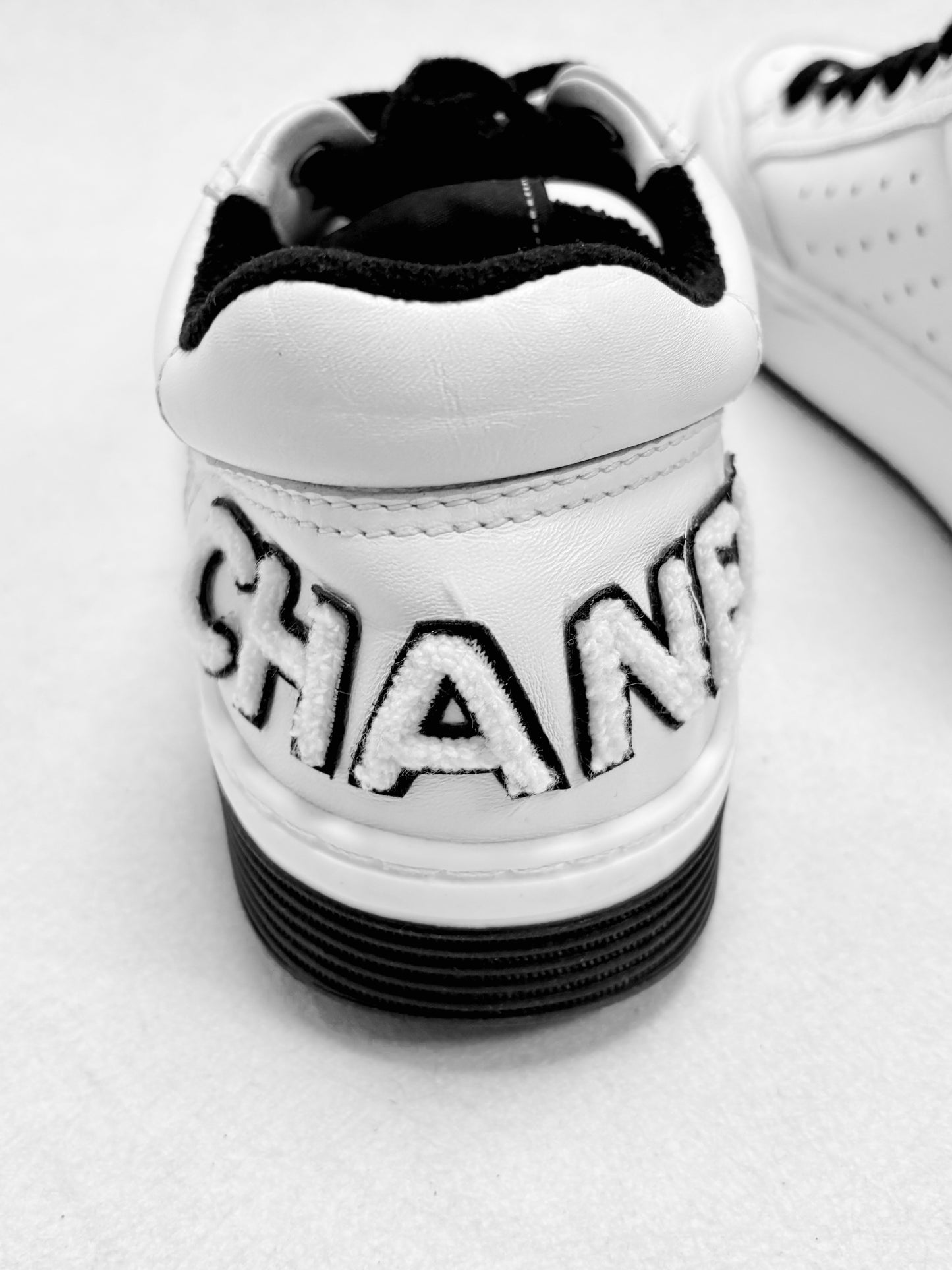 CHANEL Baskets Logo