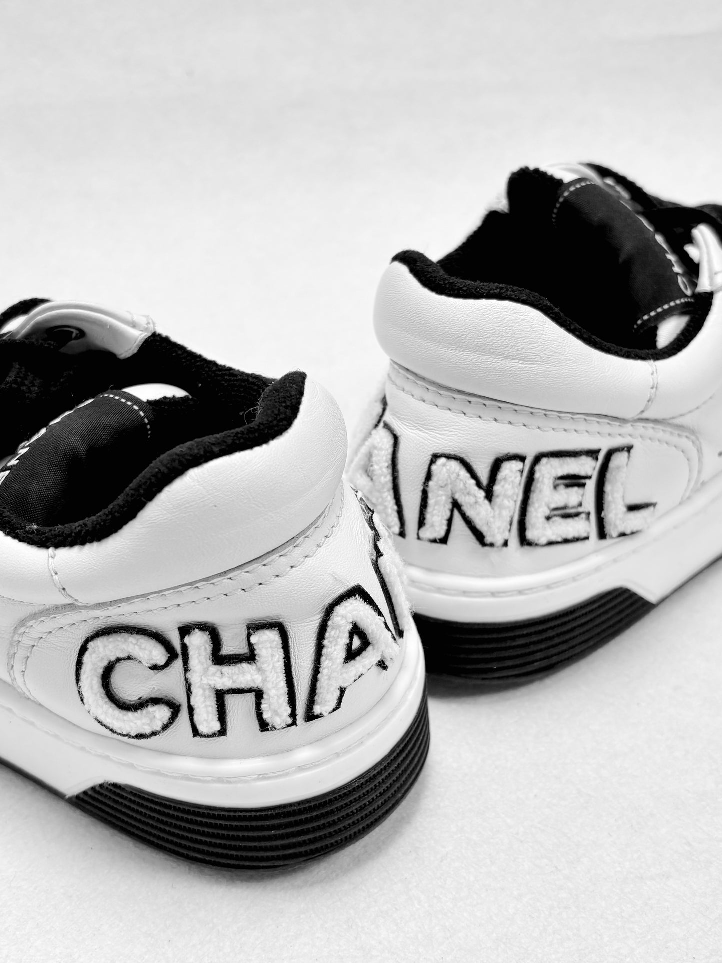 CHANEL Baskets Logo