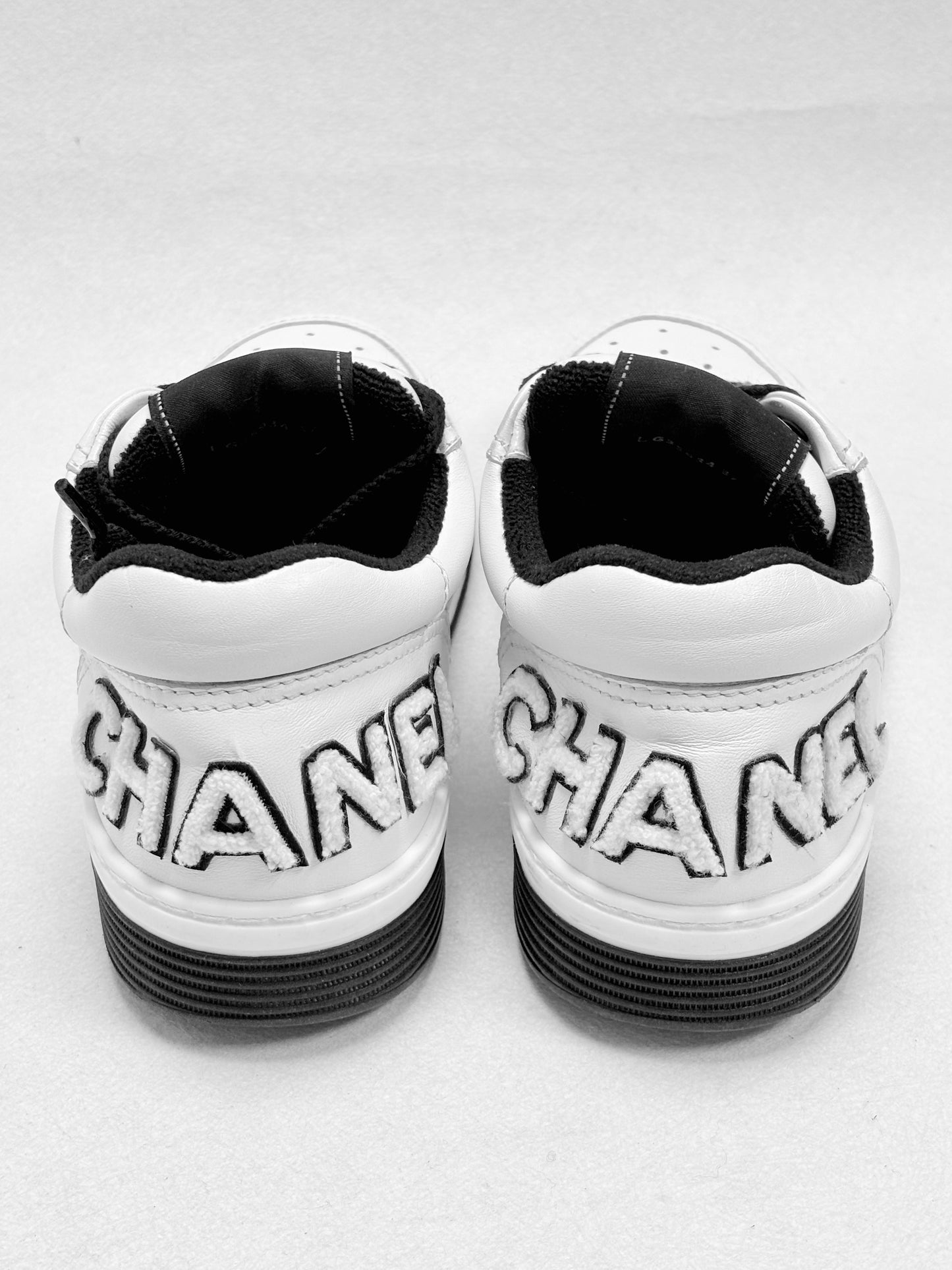 CHANEL Baskets Logo