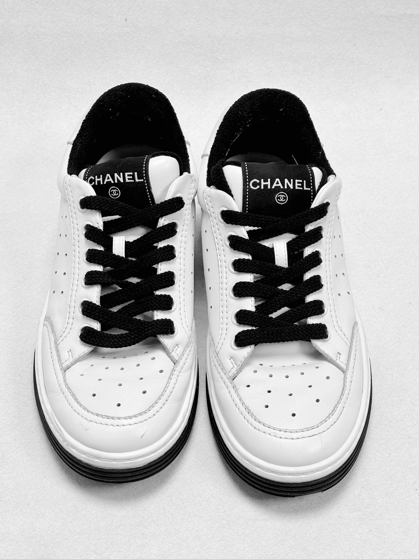 CHANEL Baskets Logo