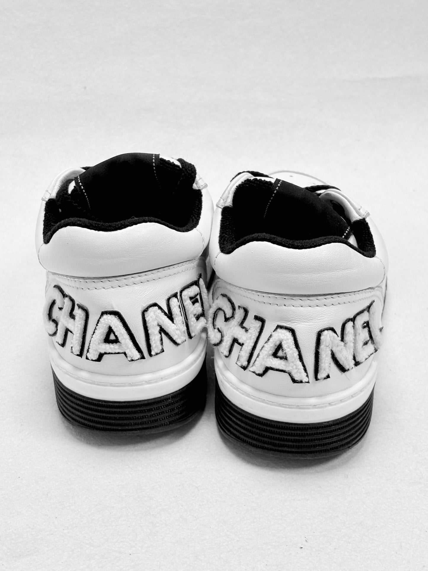 CHANEL Baskets Logo
