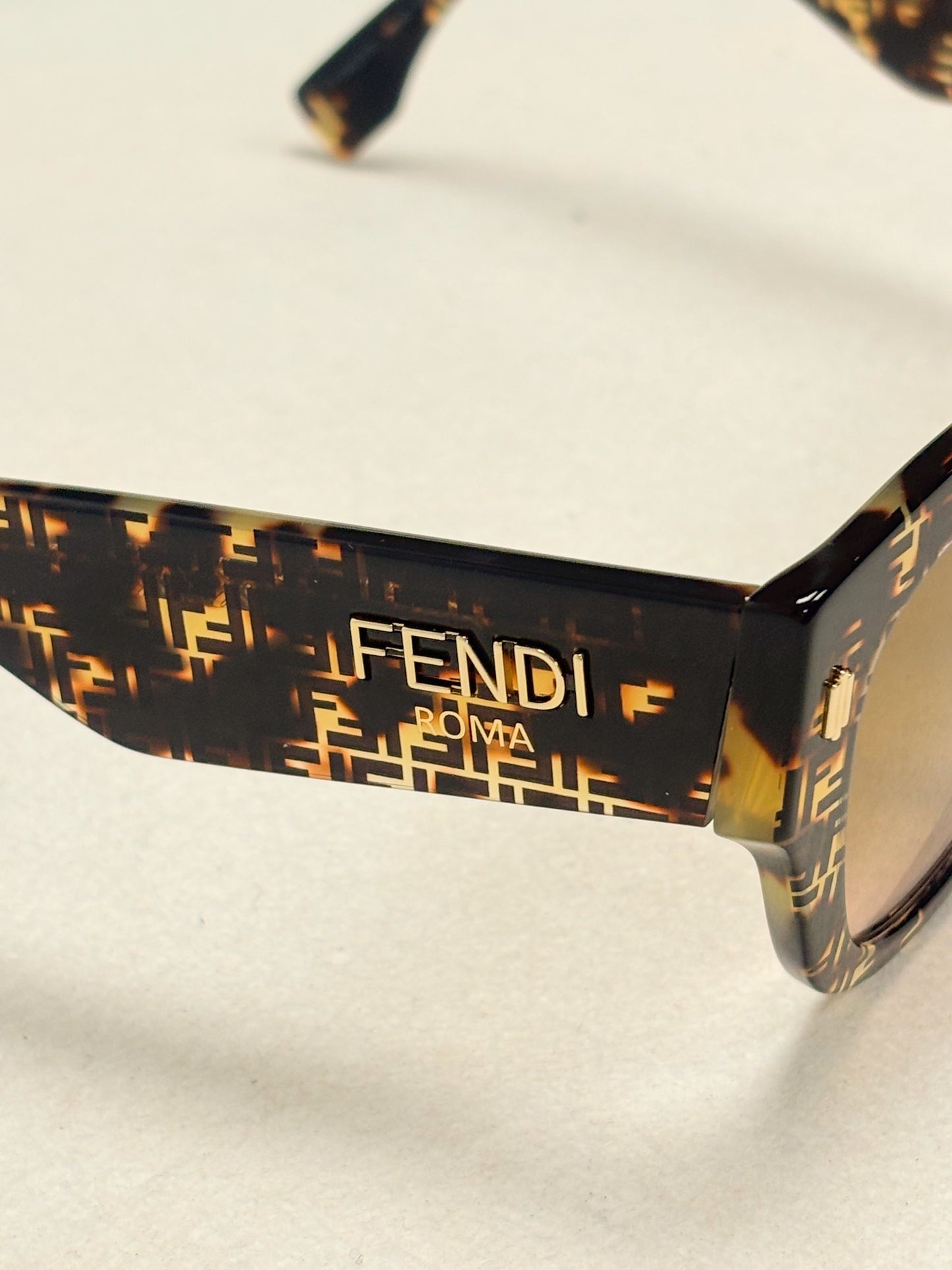 FENDI Lunettes de soleil