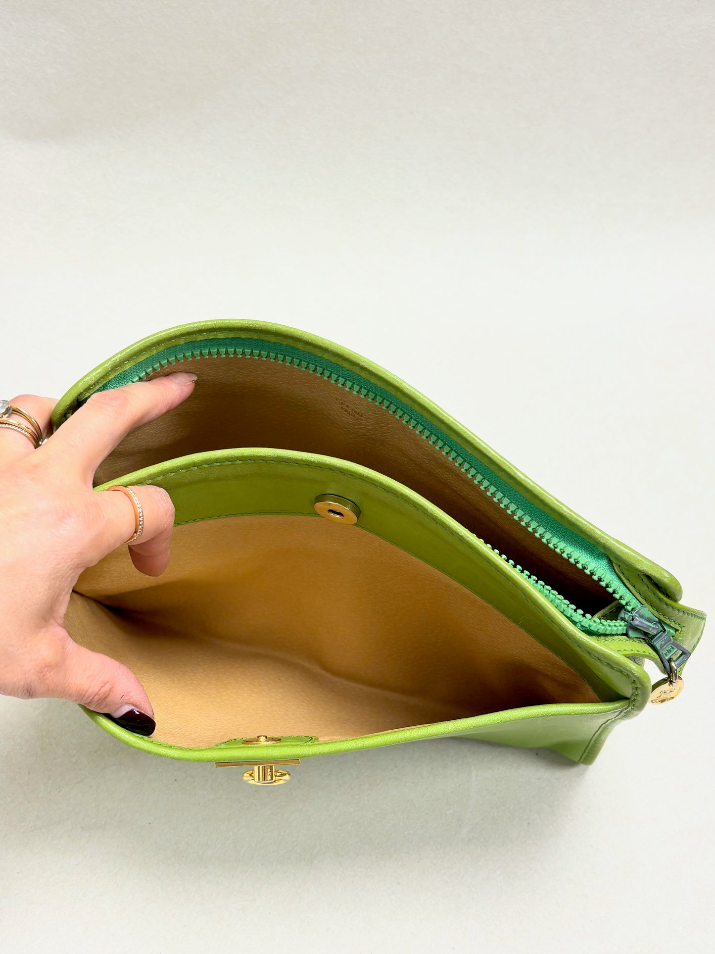 CÉLINE Pochette C cuir vert