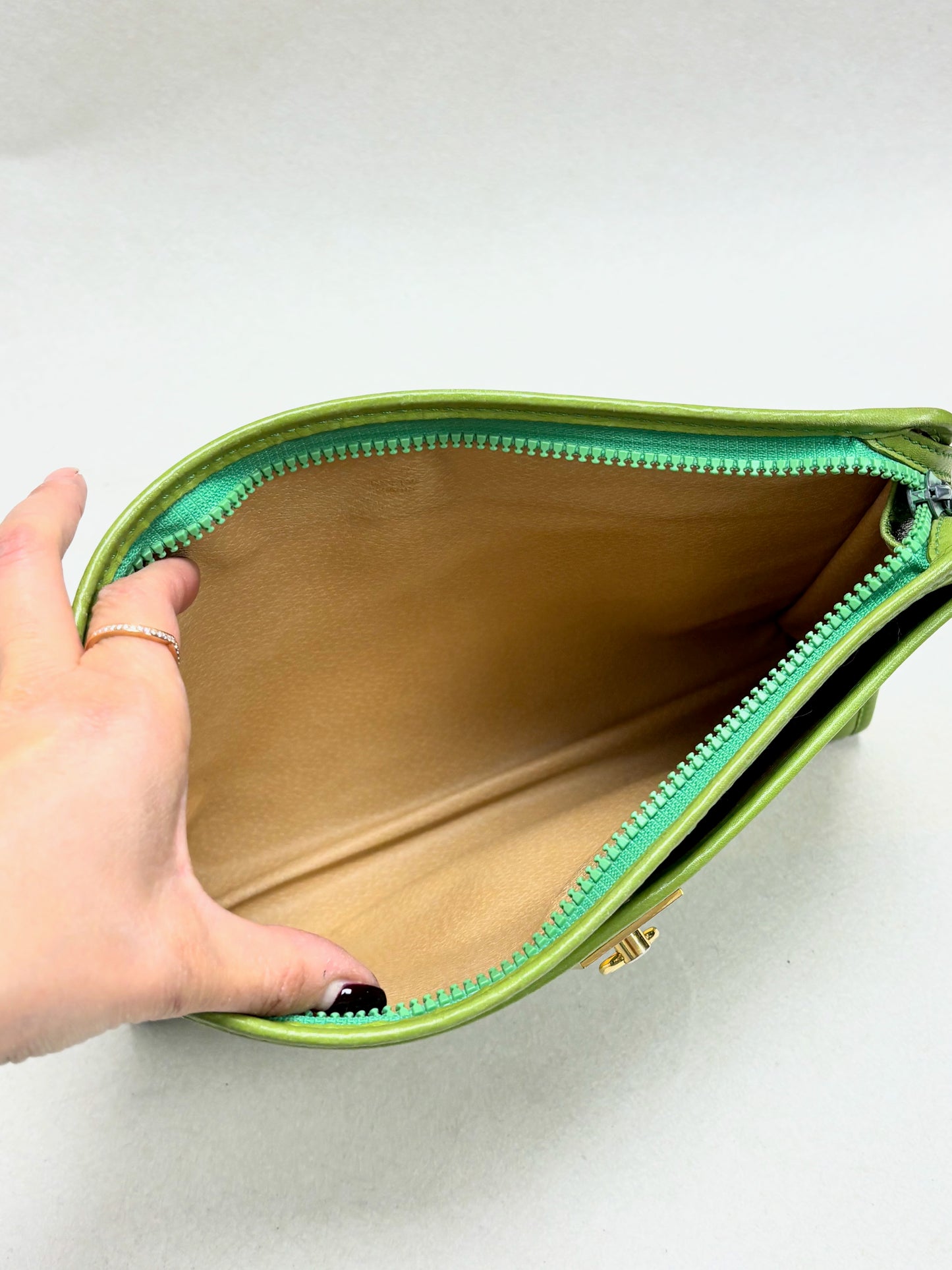 CÉLINE Pochette C cuir vert