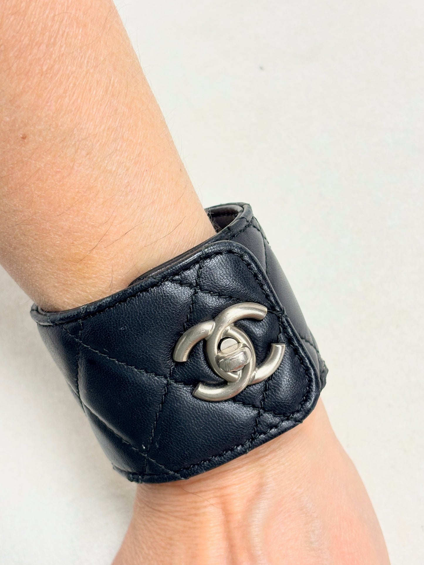 CHANEL Bracelet Manchette Cuir